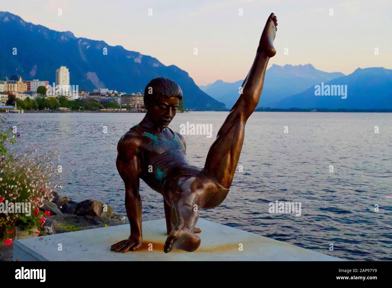 Statua li Ning 'le Prince de la gymnastique' di Sébastien Gouezigoux. Lago Di Ginevra, Montreux, Canton Vaud, Svizzera. Foto Stock