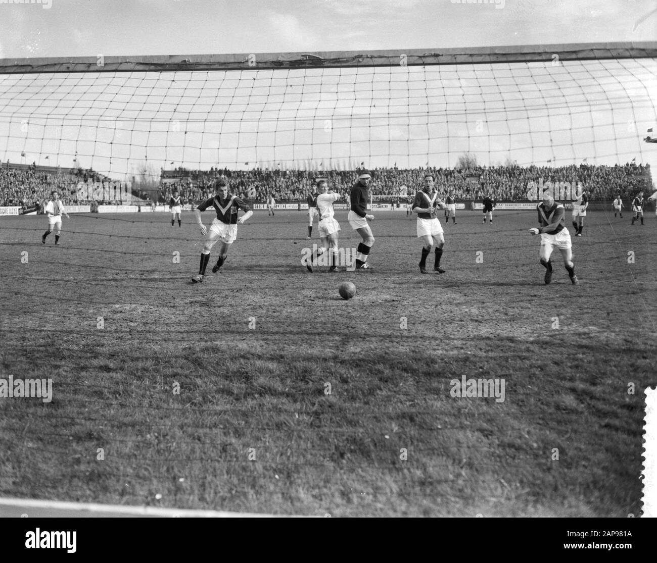 AJAX contro Scenschede 2-2, Van der Wint ferma calcio di punizione ma è girato da Van Maurik, primo obiettivo da Ajax, v.n.r. Van der Kuil, Van der Datum: 12 aprile 1959 Parole Chiave: Sport, calcio Foto Stock