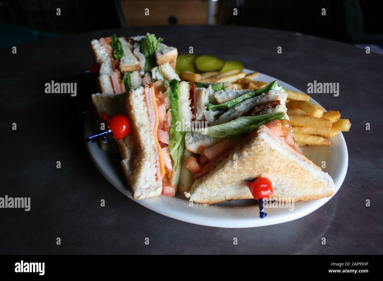 formaggio alla griglia, formaggio alla griglia con pomodoro, formaggio alla griglia con pancetta, cibo da pranzo, sandwich di formaggio alla griglia, colazione, cibo da pub, ristorante, cena, tostato, gr Foto Stock