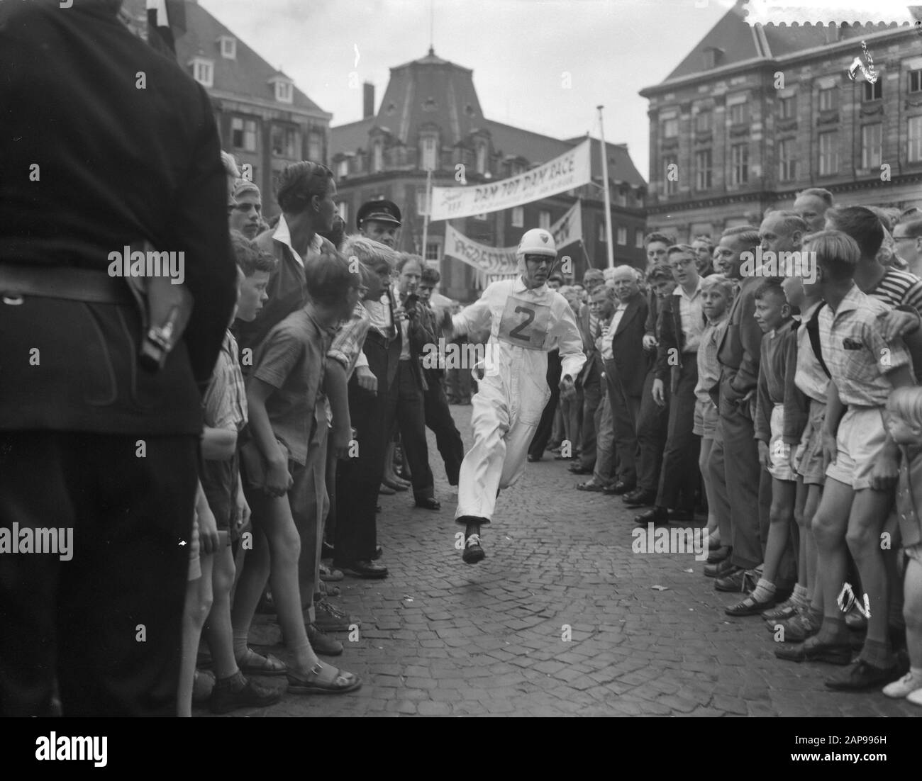 Dam tot Dam gara, primo giorno. L'evento è stato un'iniziativa dei comuni di Amsterdam e Zaandam come una gioiosa protesta contro la mancanza di connessione tra Amsterdam e Zaandam. Volevano esercitare pressioni sul governo affinché realizzasse rapidamente il Coentunnel. I partecipanti hanno dovuto prendere un percorso dalla diga di Zaanse alla diga di Amsterdam, in cui tutti i pescherecci e le navi possibili erano autorizzati. Molti personaggi di spicco hanno partecipato alla gara, come il cantante Teddy Scholten, il poeta Simon Vinkenoog e il disegnatore Opland. Il giovane reporter radiofonico Kees Buurman è stato trasportato da motore e helico Foto Stock