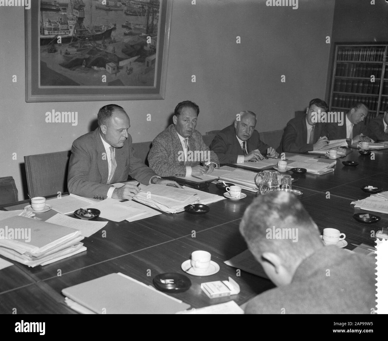 Incontro con la Fondazione van de Arbeid en College van Rijksmediaars, v.l.n.r. dr. P.S. Pels (secr.), W. van Tilburg (NVV) presidente, A. Mauritz Data: 29 settembre 1959 Parole Chiave: Riunioni, presidenti Nome personale: College van Rijksbemiddelaars, Mauritz, A., Pels, P.S., Tilburg, J.W. van Foto Stock