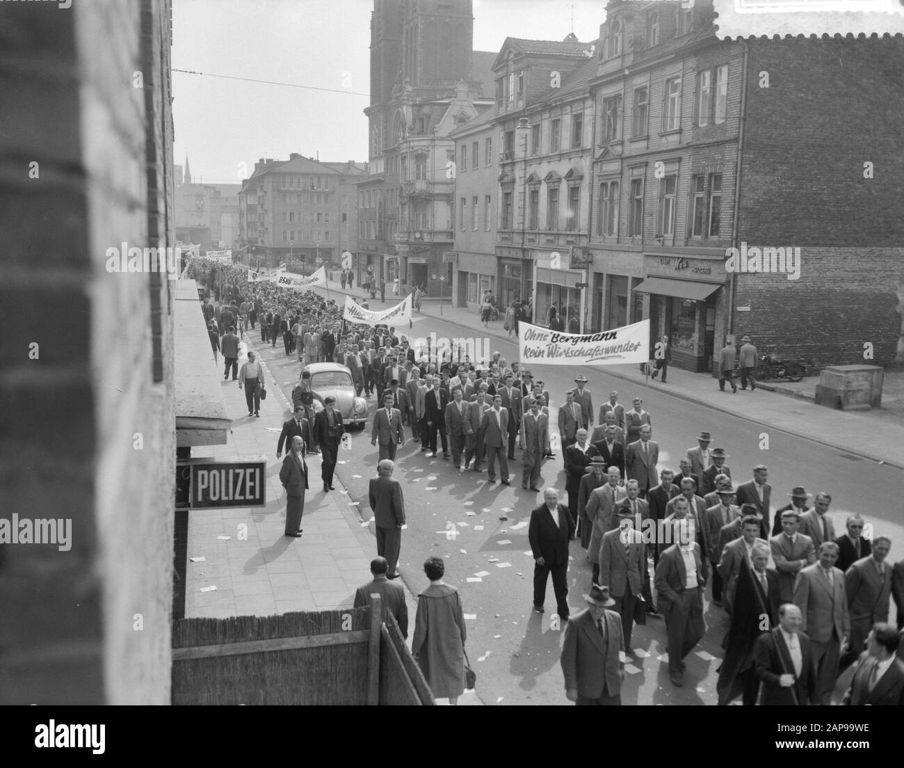 Dimostrazione dei minatori tedeschi a Bonn contro la chiusura delle miniere nella zona della Ruhr, panoramica delle parate Data: 26 settembre 1959 luogo: Bonn, Ruhr parole Chiave: Miniere, parate, Chiusure, dimostrazioni, minatori Foto Stock