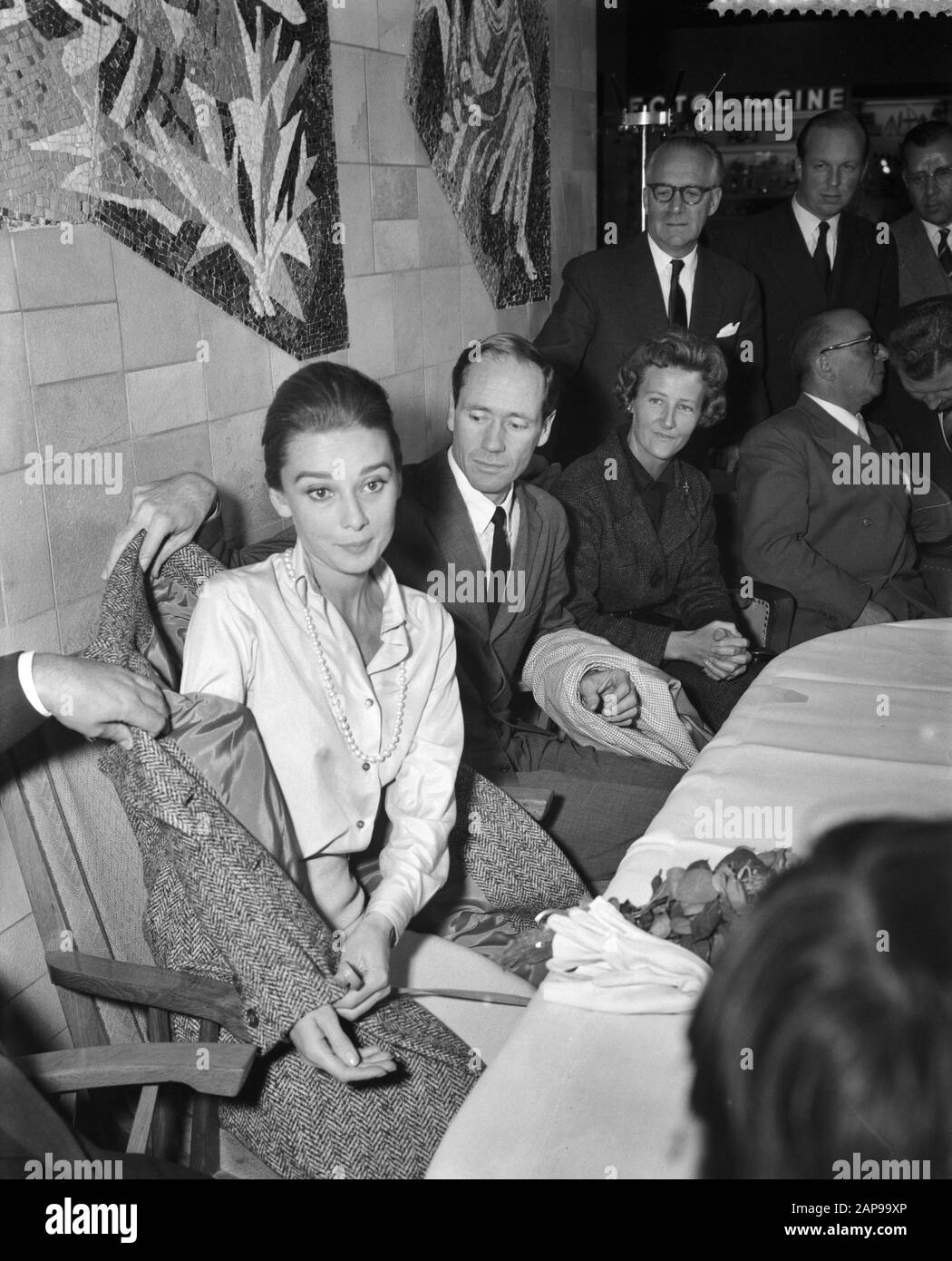 Arrivo Audrey Hepburn E Mell Ferrer A Schiphol Data: 30 Settembre 1959 Luogo: Noord-Holland, Schiphol Parole Chiave: Movie Stars, Airfields Nome Personale: Ferrer Mel, Hepburn, Audrey Foto Stock