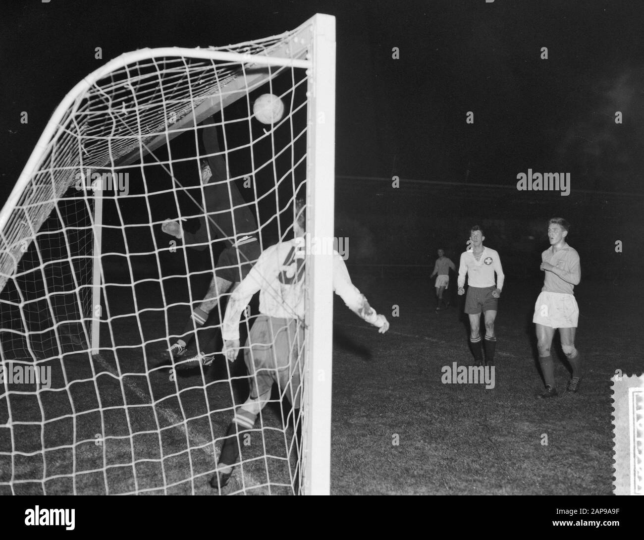 Amateursvoetbal Paesi Bassi Vs. Svizzera 1-1 A Ensche Spelmoment Data: 3 Novembre 1959 Luogo: Enschede, Paesi Bassi, Svizzera Parole Chiave: Amateursvoetbal, Sport Foto Stock