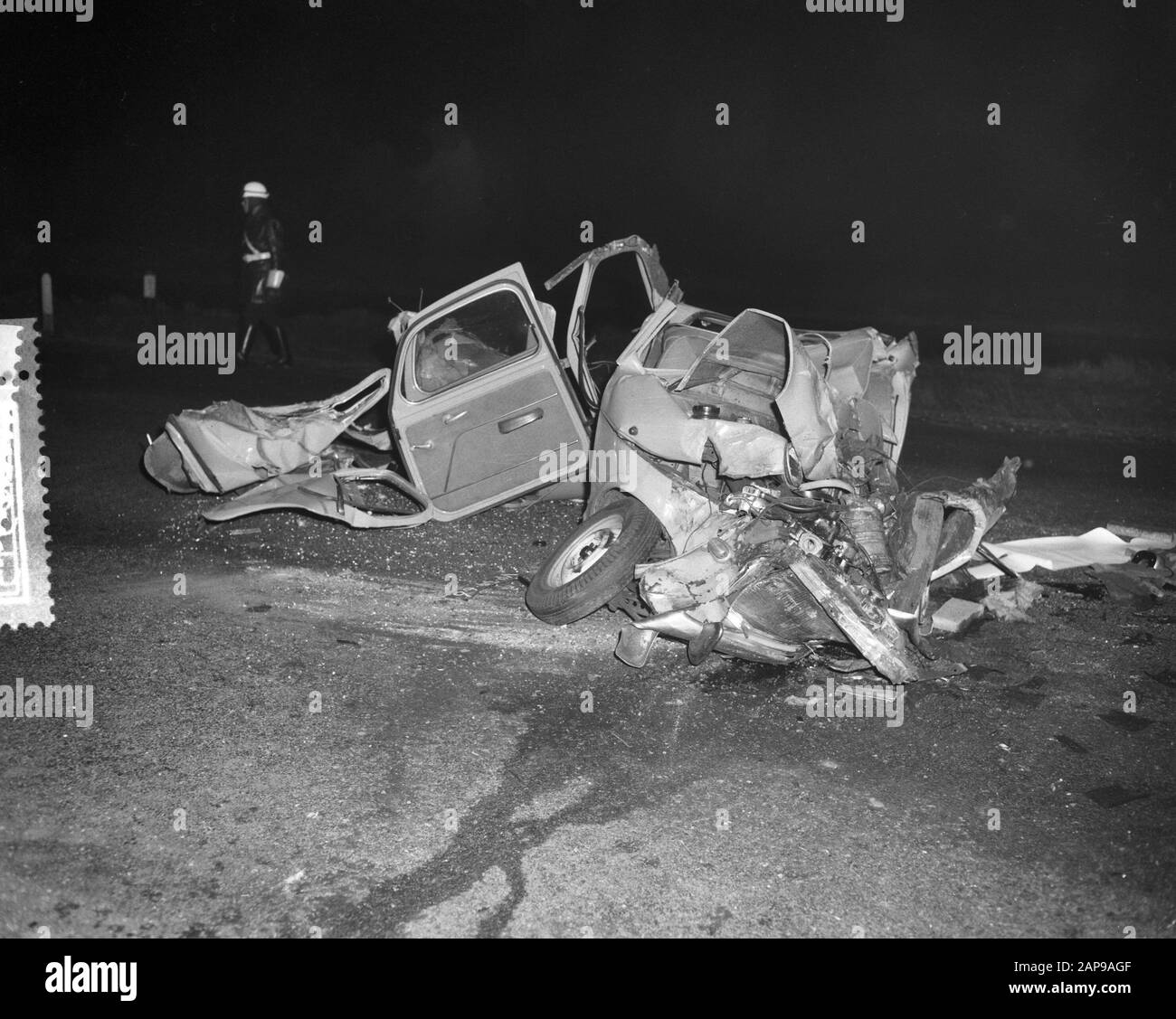 Incidente d'auto a Haarlemmerweg ad Amsterdam Data: 17 novembre 1959 luogo: Amsterdam, Noord-Holland Parole Chiave: Auto-incidente Foto Stock