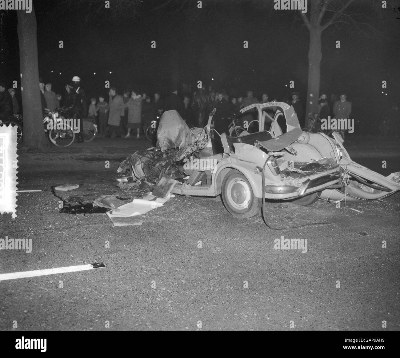Incidente d'auto a Haarlemmerweg ad Amsterdam Data: 17 novembre 1959 luogo: Amsterdam, Noord-Holland Parole Chiave: Auto-incidente Foto Stock