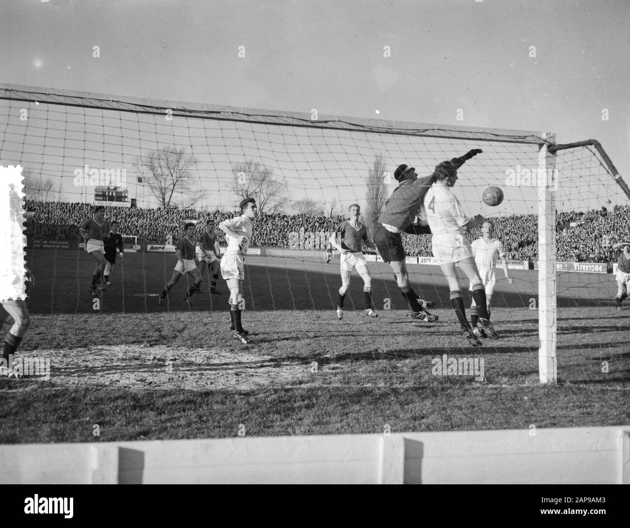 AJAX contro ADO 3-0, primo obiettivo Ajax Data: 29 Novembre 1959 Parole Chiave: Sport, calcio Nome dell'istituto: ADO, AJAX Foto Stock