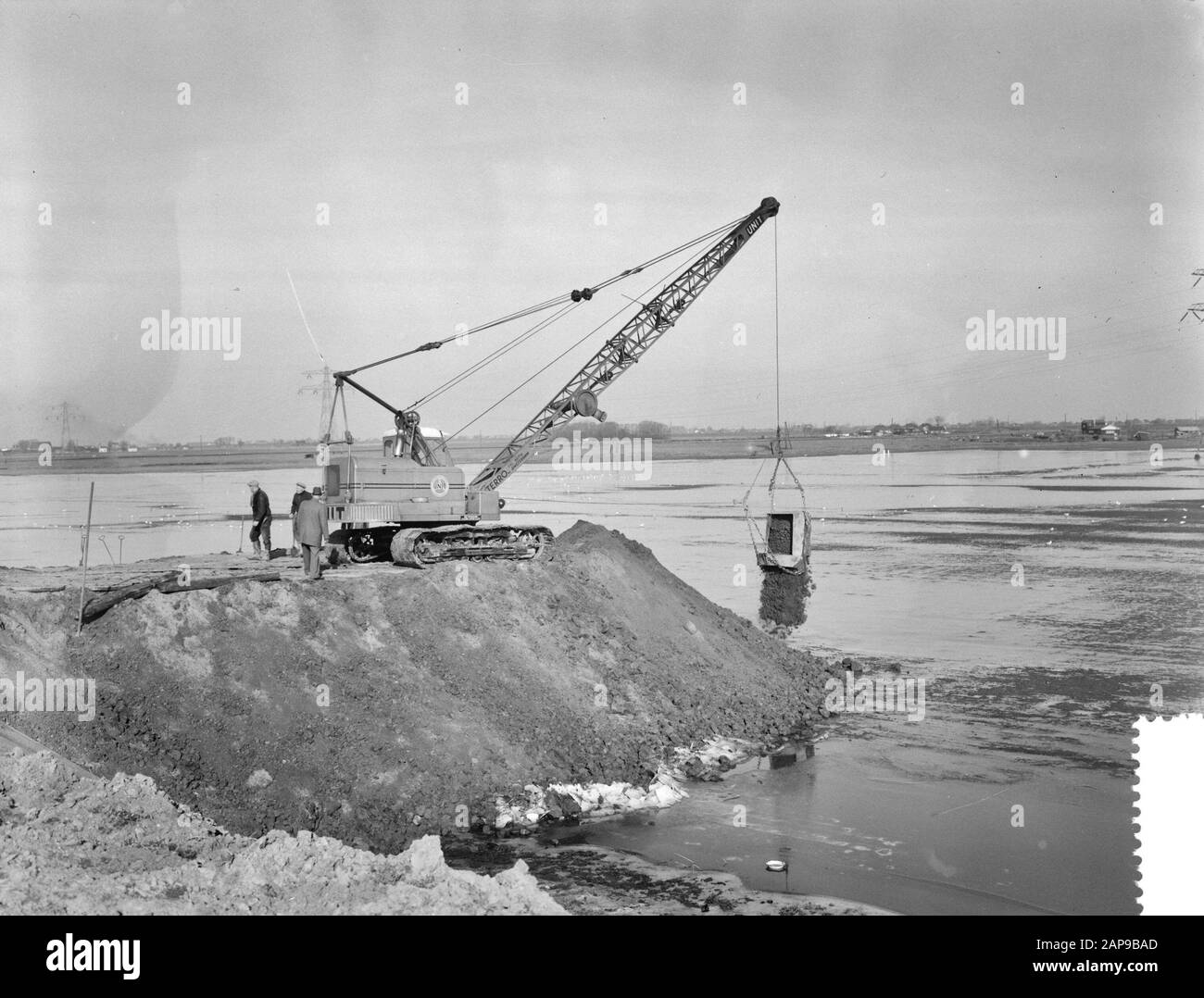 Costruzione di Sladerdijk per proteggere Tuindorp Oostzaan Data: 9 Febbraio 1960 Località: Oostzaan, Tuindorp Parole Chiave: Protezione, costruzione Foto Stock