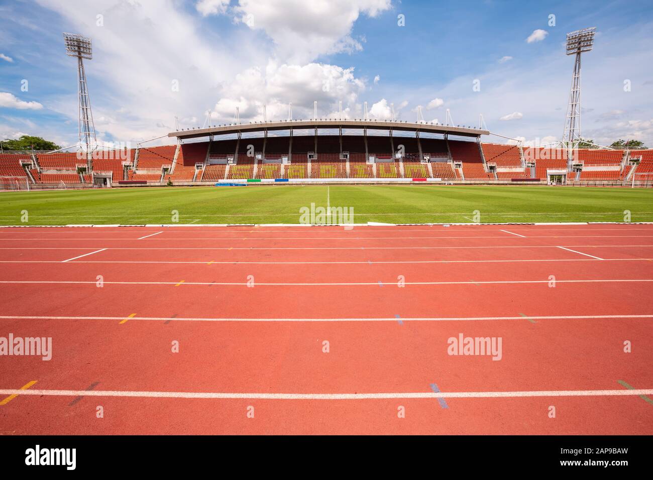 Lo stadio di atletica che corre la pista rossa segna. Corsia di avviamento. 1,2,3,4,5,6,7. Foto Stock