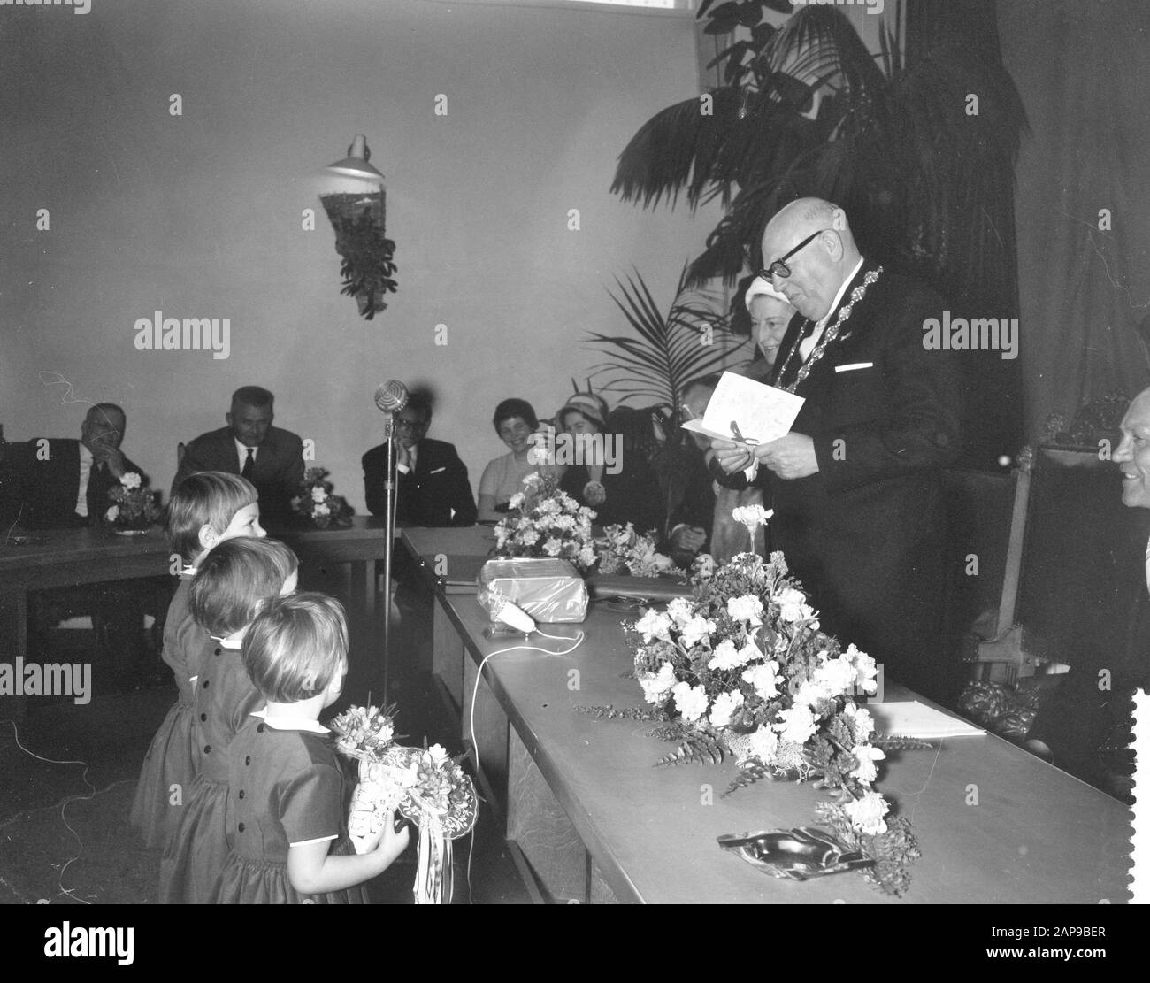 Il sindaco C. M. A. Koot van Uithoorn celebra il suo 25th anniversario Data: 16 febbraio 1960 luogo: Noord-Holland, Uithoorn Parole Chiave: Ambtsjubilea, sindaci Nome personale: C. M. A. Koot Foto Stock