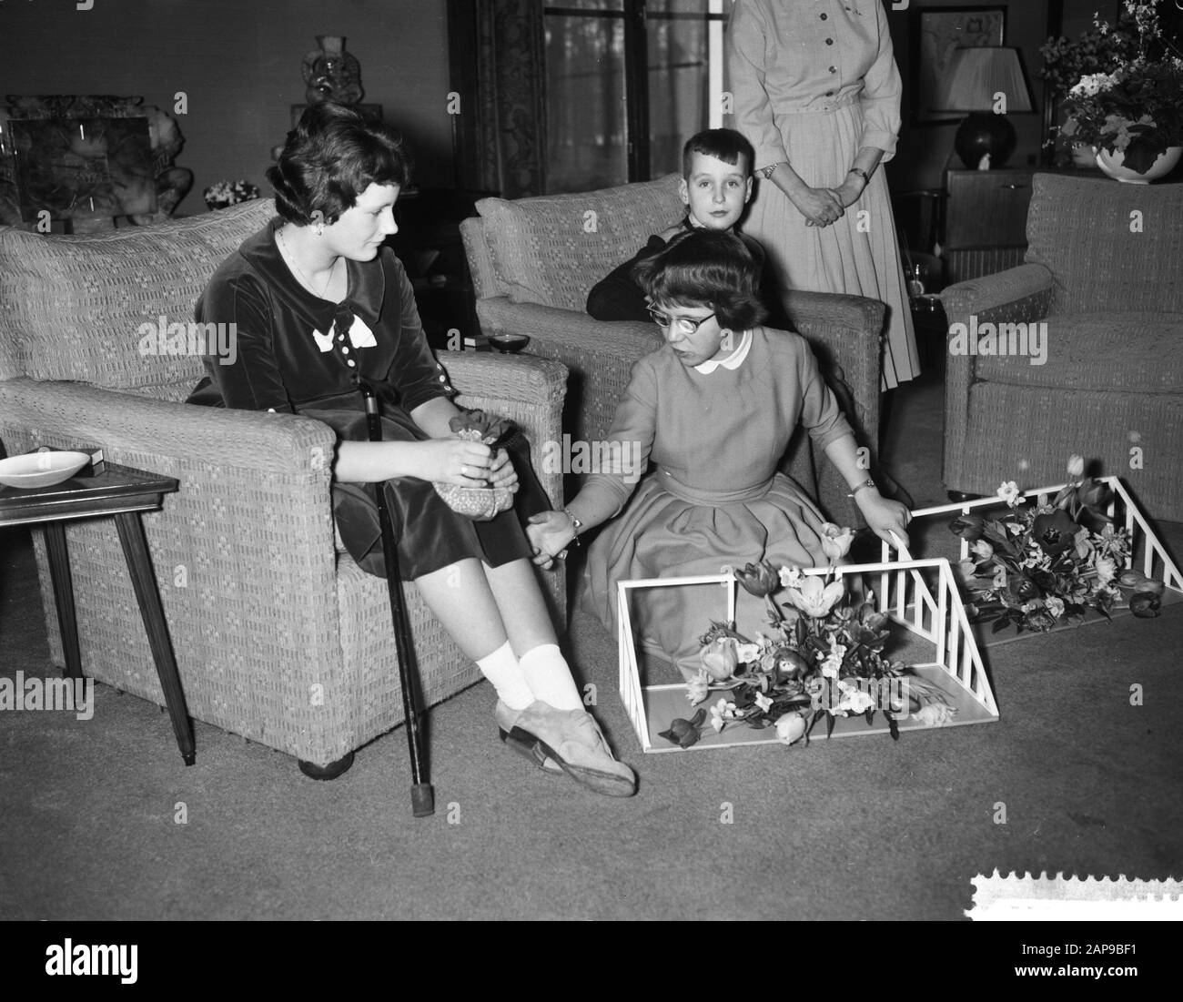 Regali di offerta da parte del servizio di collegamento della Principessa Marijke dell'Esercito, n. Dorothe Paulussen di Bleick, Principessa Marijke e Jan van de Meijden Data: 18 febbraio 1960 Parole Chiave: Offerte, REGALI Nome personale: Bleak, Dorothe Paulussen, Jan van de Meijden Liaison Service der Army Foto Stock