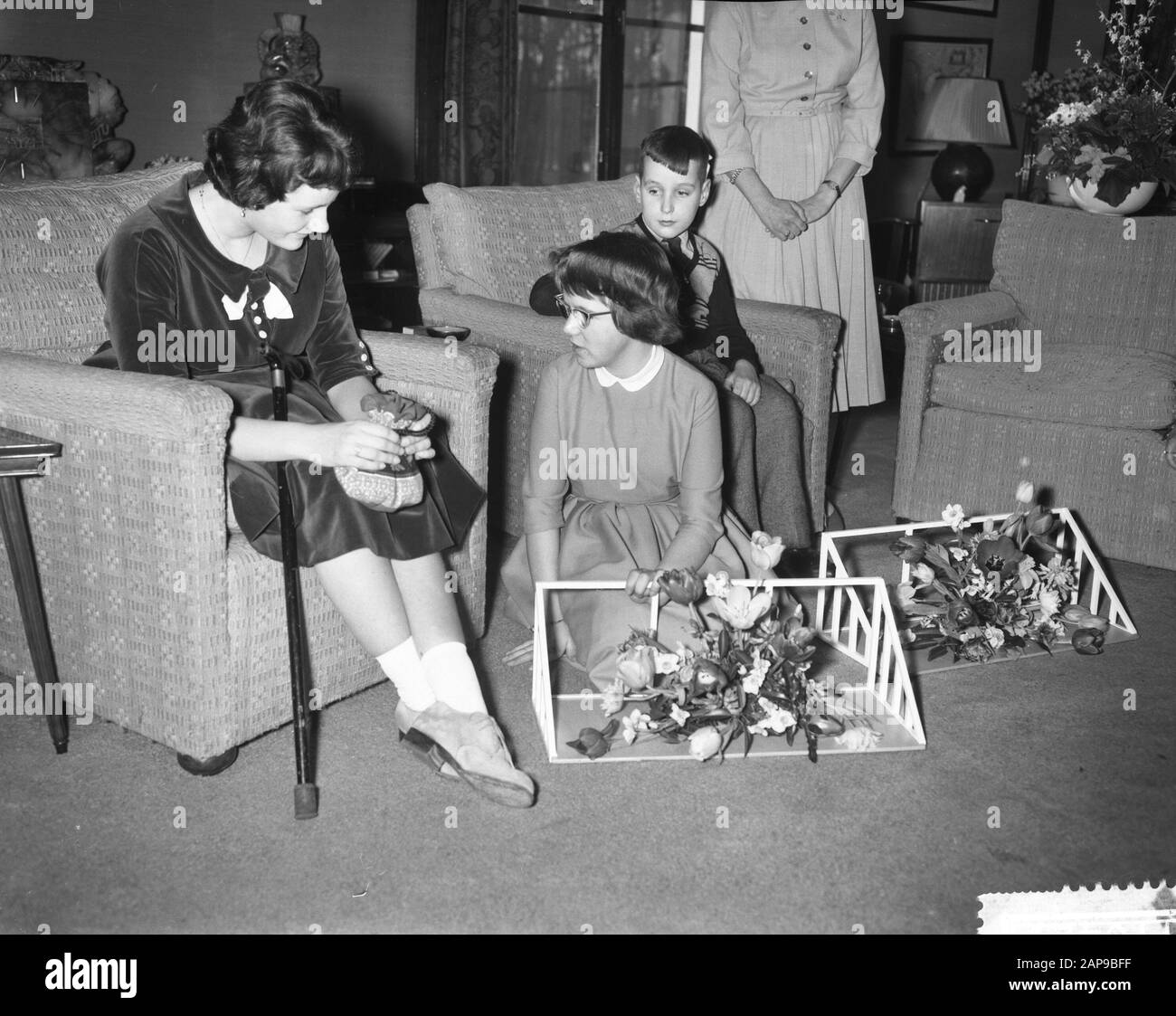 Regali di offerta da parte del servizio di collegamento della Principessa Marijke dell'Esercito, n. Dorothe Paulussen di Bleick, Principessa Marijke e Jan van de Meijden Data: 18 febbraio 1960 Parole Chiave: Offerte, REGALI Nome personale: Dorothe Paulussen, Jan van de Meijden Liaison Service der Army Foto Stock