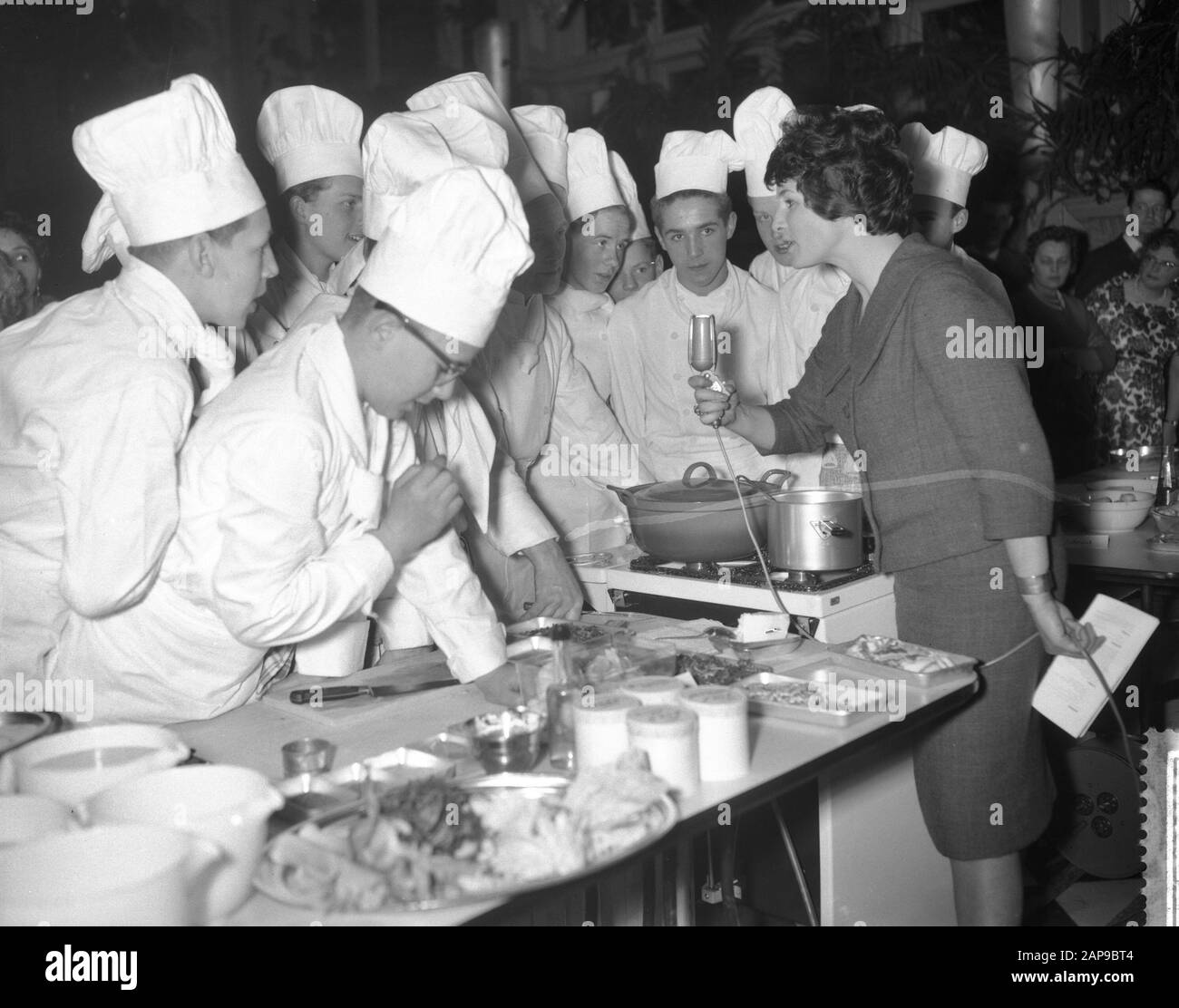 Cocktail party e cena per la Butcher's Company a Krasnapolsky Data: 16 marzo 1960 Parole Chiave: Cocktail party, cene Nome personale: Società della Butcher's Company Nome istituzionale: Krasnapolsky Foto Stock