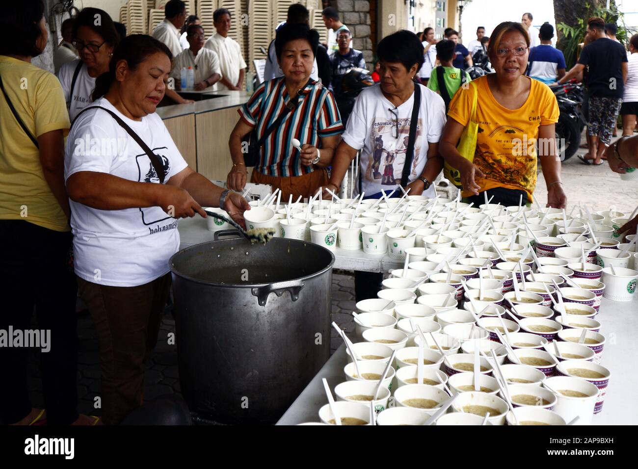 Città di Antipolo, Filippine - 18 gennaio 2020: Volontari di un'organizzazione senza scopo di lucro servono il cibo al pubblico durante un programma settimanale di alimentazione. Foto Stock