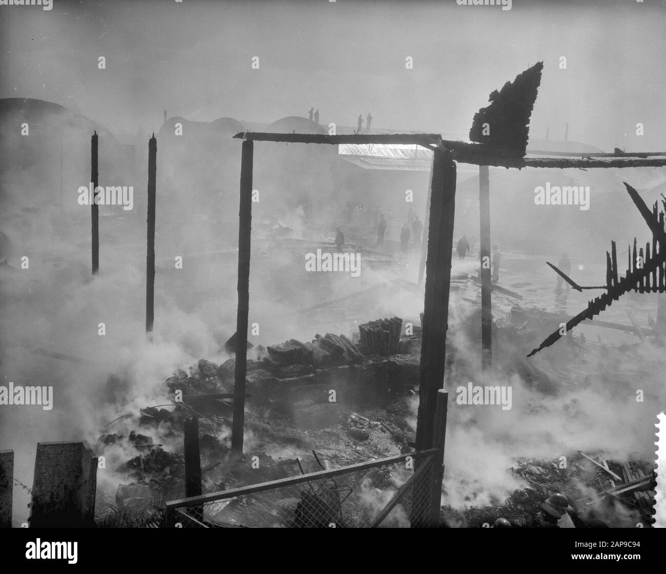 Brand at companies in Rotterdam South Data: 20 aprile 1960 Località: Rotterdam, Zuid-Holland Parole Chiave: Burns, BURNEN Foto Stock Brand at companies in Rotterdam South Data: 20 aprile 1960 Località: Rotterdam, Zuid-Holland Parole Chiave: Burns, BURNEN Foto Stock