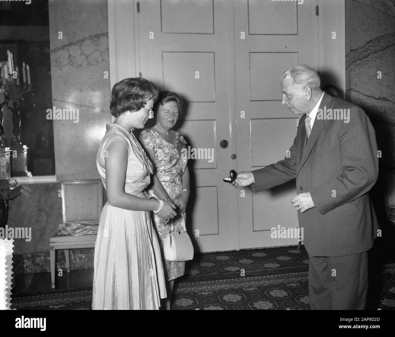 Regali di offerta alla Principessa Irene, sputation della Federazione Oro e Argento offre alla Principessa Irene un anello d'oro bianco con platino impostazione a Data: 5 agosto 1960 Parole Chiave: Offerte, REGALI, principesse Nome personale: Irene, principessa Foto Stock