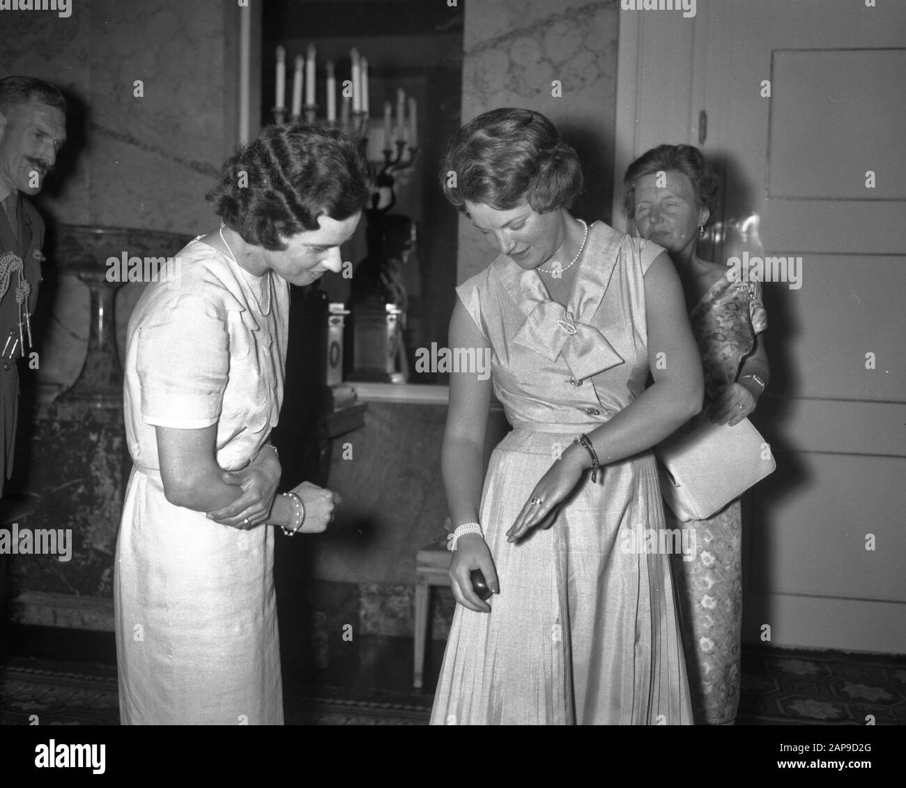 Offerta regali alla principessa Irene, Principessa Irene e Miss M. C. Vini Visualizza l'anello Data: 5 agosto 1960 Parole Chiave: Offerte, REGALI, principesse Nome Persona: Irene, Irene, principessa, Miss M. C. Foto Stock