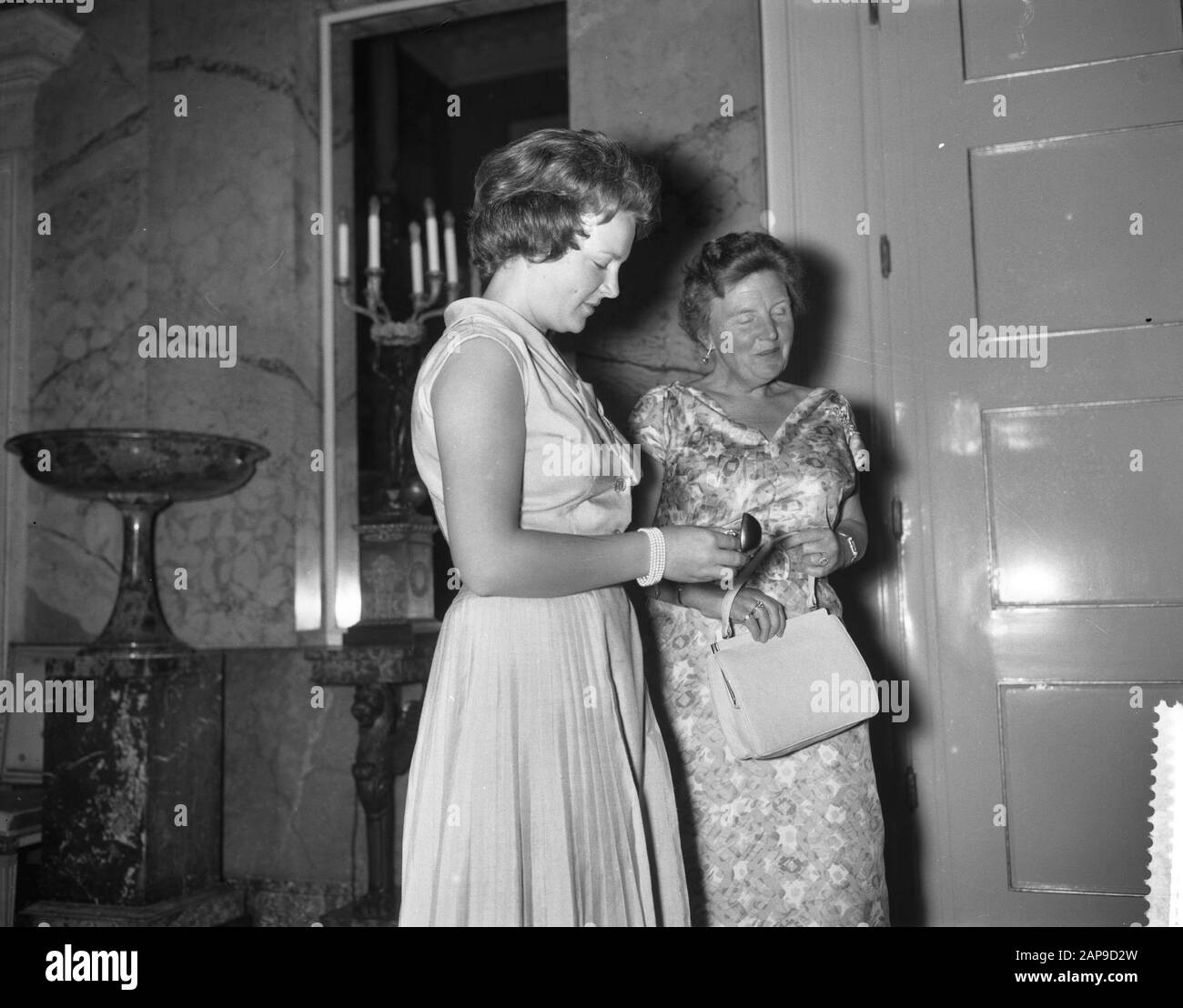 Regali di offerta alla Principessa Irene, sputation della Federazione Oro e Argento offre alla Principessa Irene un anello d'oro bianco con platino impostazione a Data: 5 agosto 1960 Parole Chiave: Offerte, REGALI, principesse Nome personale: Irene, principessa Foto Stock