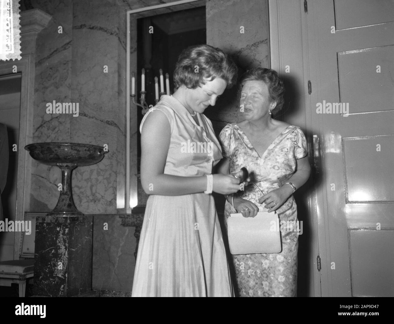 Regali di offerta alla Principessa Irene, sputation della Federazione Oro e Argento offre alla Principessa Irene un anello d'oro bianco con platino impostazione a Data: 5 agosto 1960 Parole Chiave: Offerte, REGALI, principesse Nome personale: Irene, principessa Foto Stock