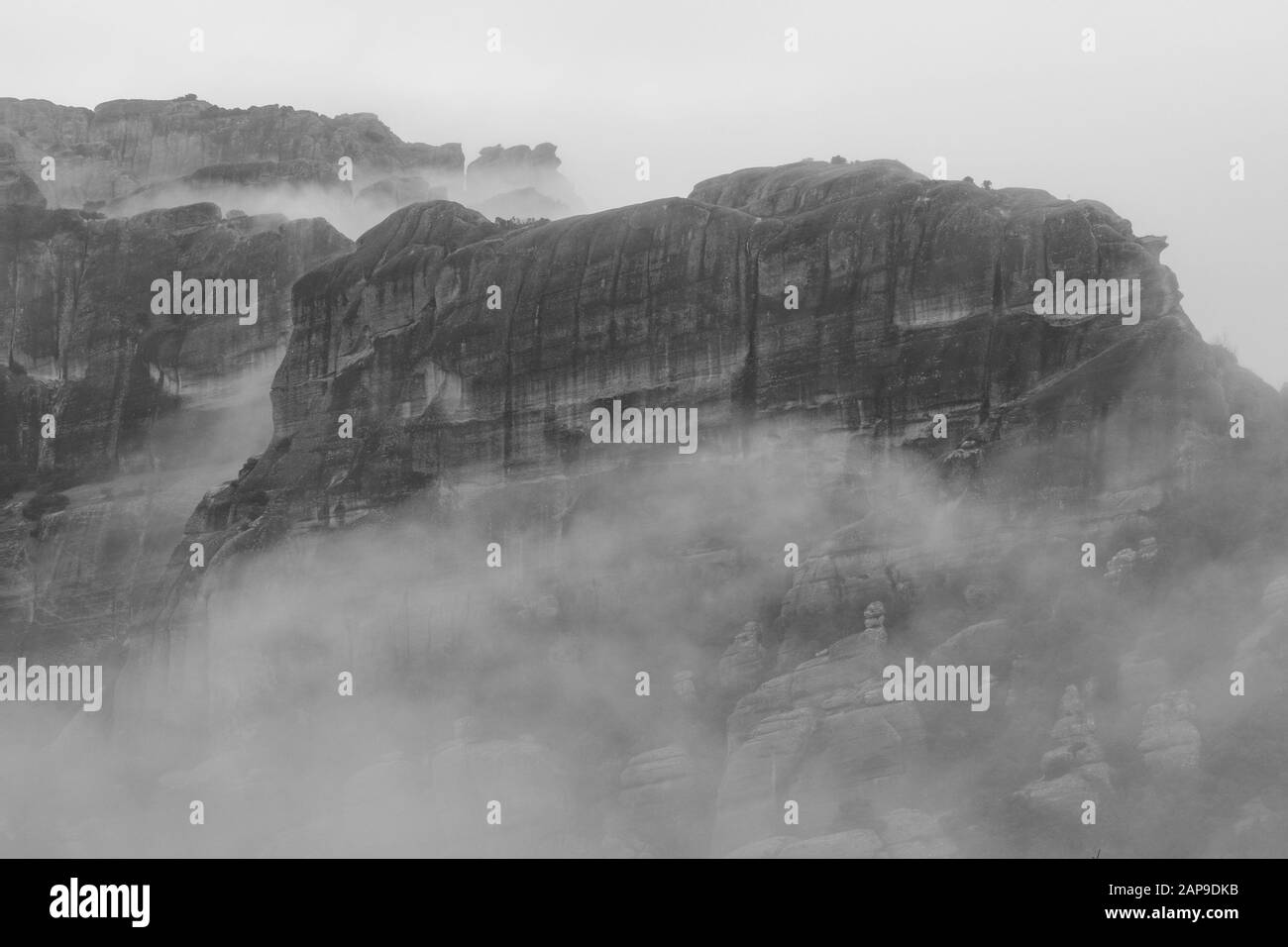 Meteora, Grecia - 19 Dicembre 2019: Nebbia Paesaggio Di Meteora Rocks , Grecia Foto Stock