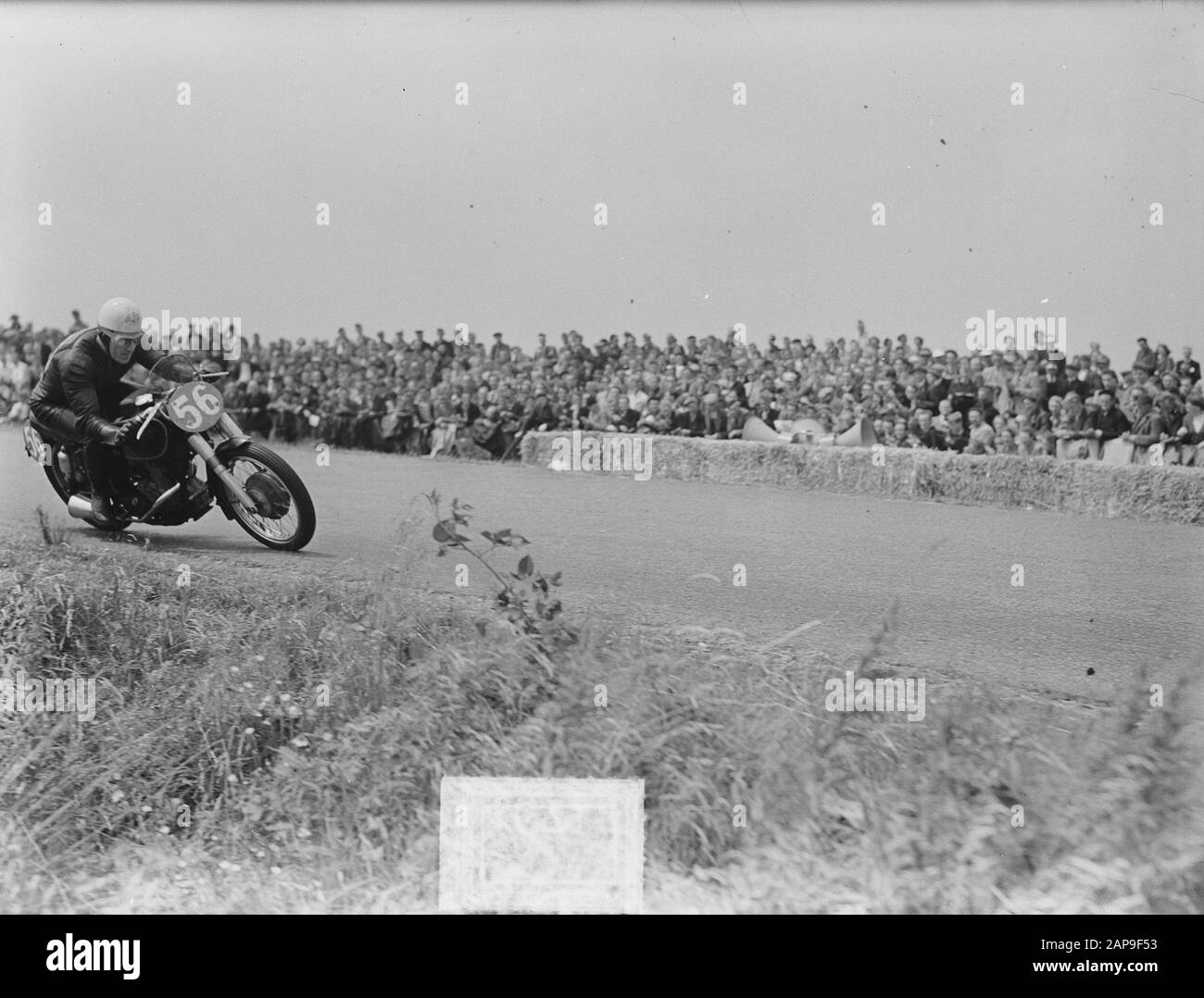 TT Assen 1951 Descrizione: Classe 350 cc. Bill Duran (56) a sua volta, il vincitore più tardi Data: 7 luglio 1951 luogo: Asse Parole Chiave: Vincitori, turni, motorsport Nome Persona: Duran Bill Institution Nome: TT Foto Stock