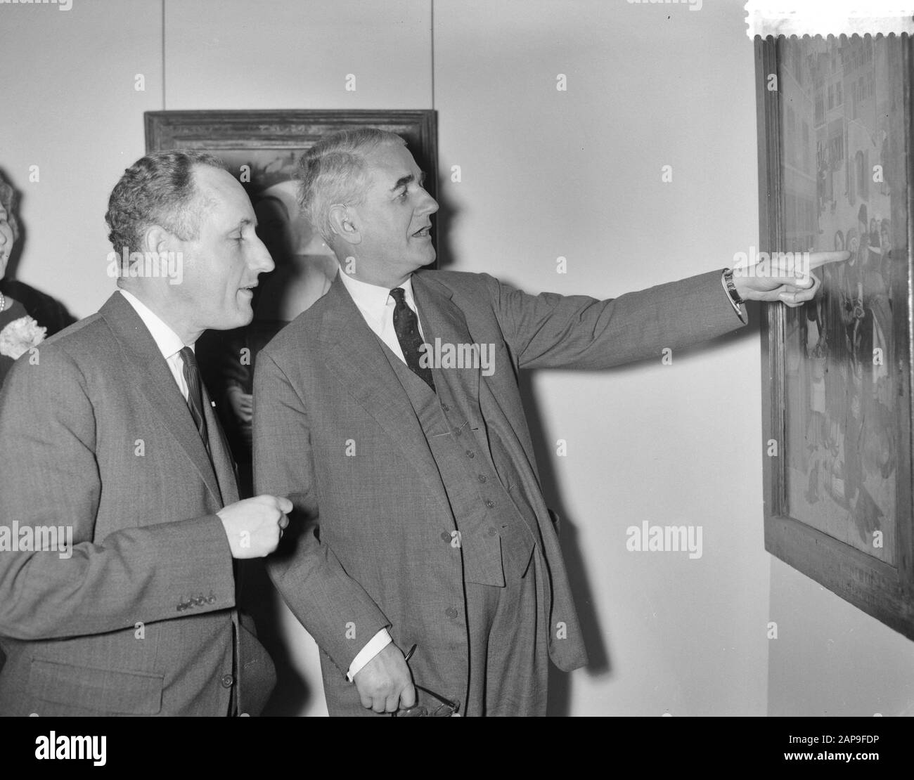 Visita L'Ambasciatore Britannico Sir And Lady Noble Ad Amsterdam. Rijksmuseum. Sir Noble visione pittura Data: 7 marzo 1961 luogo: Amsterdam, Noord-Holland Parole Chiave: Diplomatici, musei, dipinti Nome Persona: Noble, Andrew Foto Stock