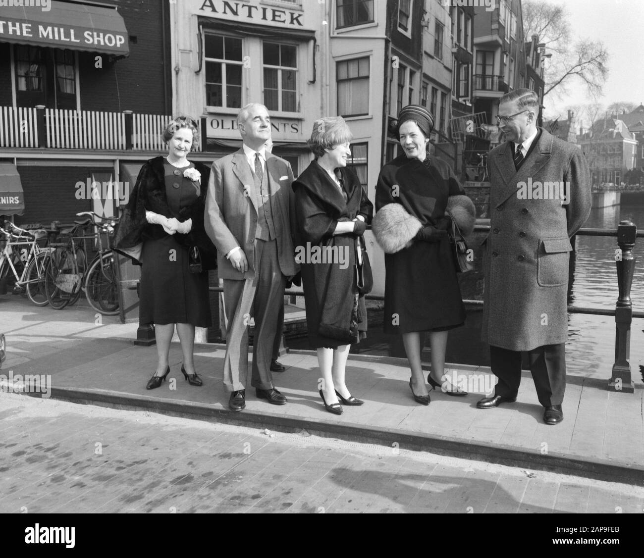 Visita L'Ambasciatore Britannico Sir And Lady Noble Ad Amsterdam. Sir Andrew Noble, La Signora Van Hall, La Signora Noble E Il Sindaco Van Hall Annotazione: Lasciato Il Console Generale Britannico Ad Amsterdam, La Signora Kathleen M. Graham Data: 7 Marzo 1961 Località: Amsterdam, Noord-Holland Parole Chiave: Sindaci, Diplomatici Nome Personale: Hall, G. Van, Noble, Andrew, Sir Noble Mayor Di Hall Foto Stock Visita L'Ambasciatore Britannico Sir And Lady Noble Ad Amsterdam. Sir Andrew Noble, La Signora Van Hall, La Signora Noble E Il Sindaco Van Hall Annotazione: Lasciato Il Console Generale Britannico Ad Amsterdam, La Signora Kathleen M. Graham Data: 7 Marzo 1961 Località: Amsterdam, Noord-Holland Parole Chiave: Sindaci, Diplomatici Nome Personale: Hall, G. Van, Noble, Andrew, Sir Noble Mayor Di Hall Foto Stock