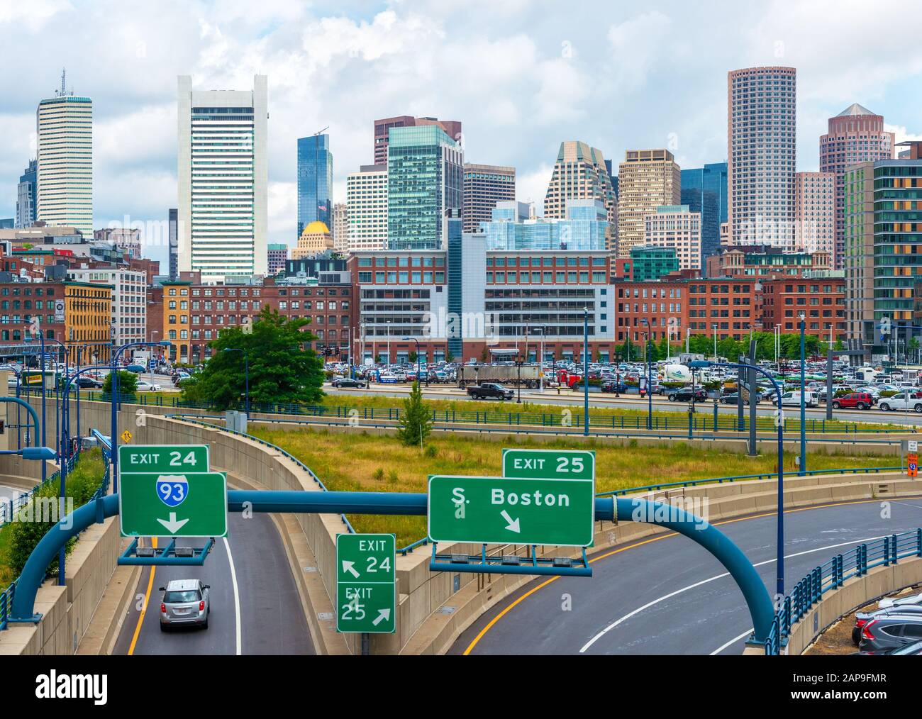 Boston - Giugno 2016, USA: Skyline di Boston in una giornata estiva, vista del centro e dell'autostrada con traffico Foto Stock