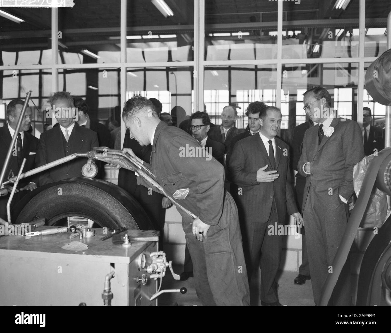 Visita del Principe Bernhard ai Tires Remoldfabriek Di Buon anno Paesi Bassi. Prince Bernhard durante il tour Data: 28 marzo 1961 Parole Chiave: Visite, tour Nome personale: Bernhard, Prince, Good Year Netherlands Foto Stock