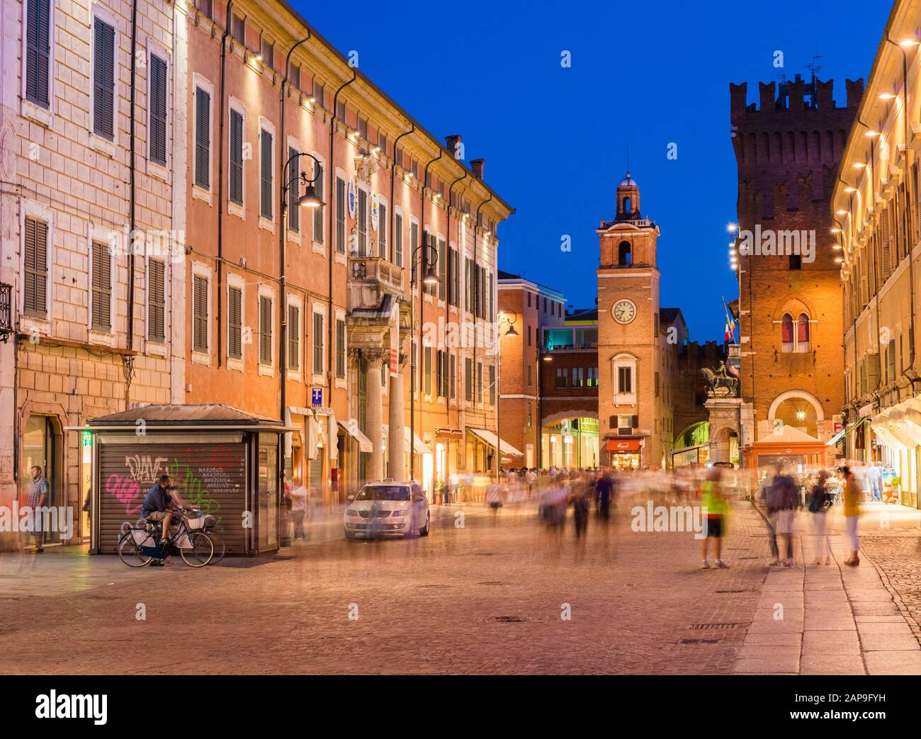 Ferrara - Luglio 2017, Italia: Vista della strada centrale di Ferrara in serata. Il centro storico della città. Fotografia a lunga esposizione Foto Stock