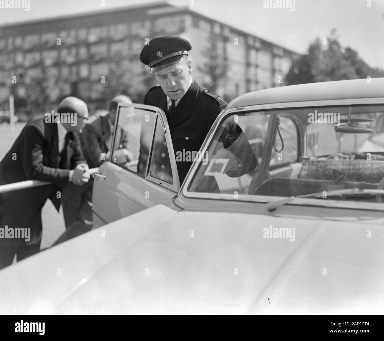 Ispezioni dell'auto a Stadionplein. Bandiera è incollato Data: 19 Giugno 1961 Parole Chiave: AUTOKURINGS Foto Stock
