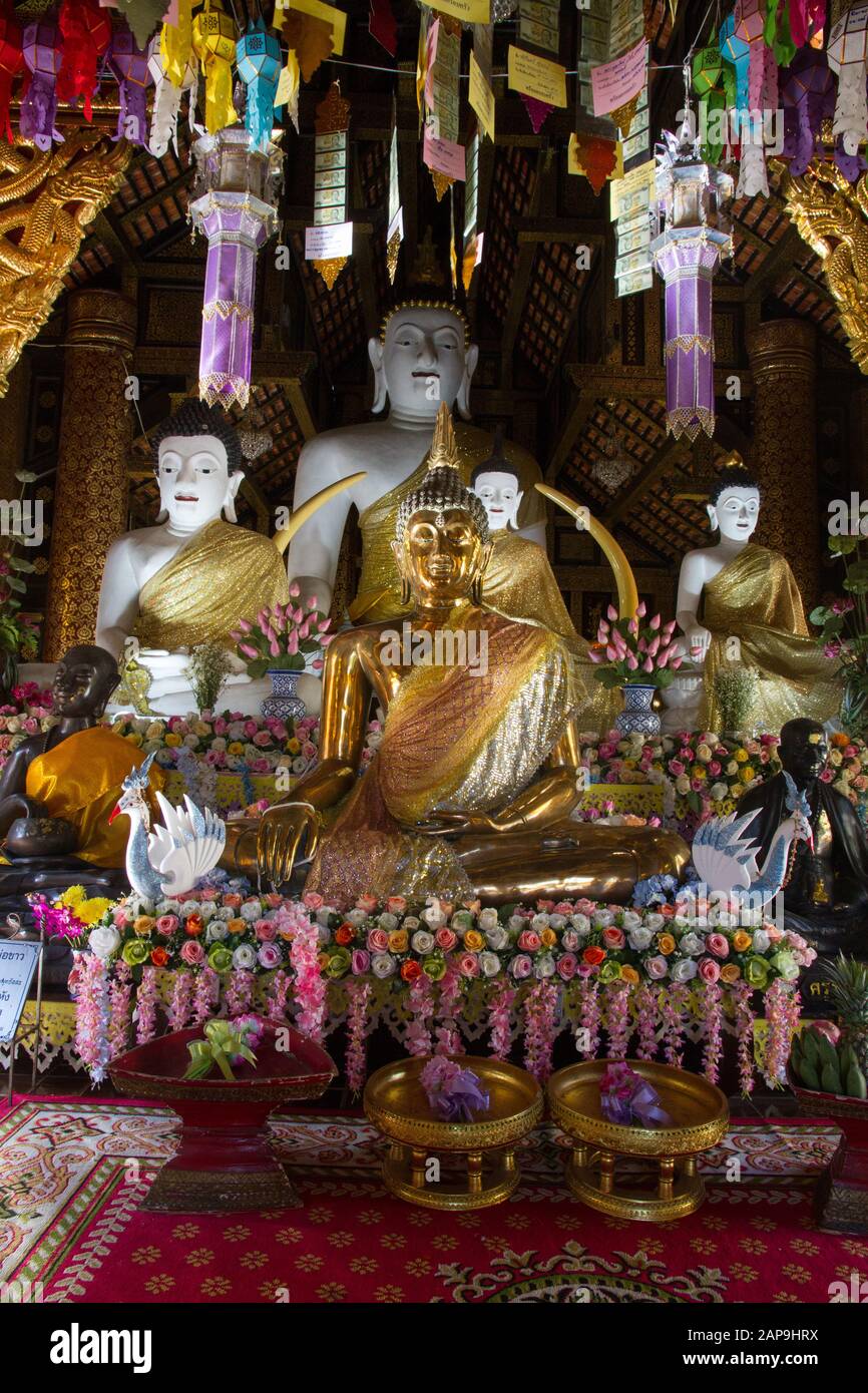 Chiang mai buddista stautes nel tempio interno Thailandia Foto Stock
