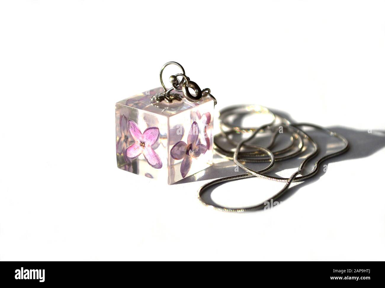 Bella resina epossidica gioielli con vero fiori secchi - lilla. Pendente a  forma di cubo realizzato a mano su catena Foto stock - Alamy