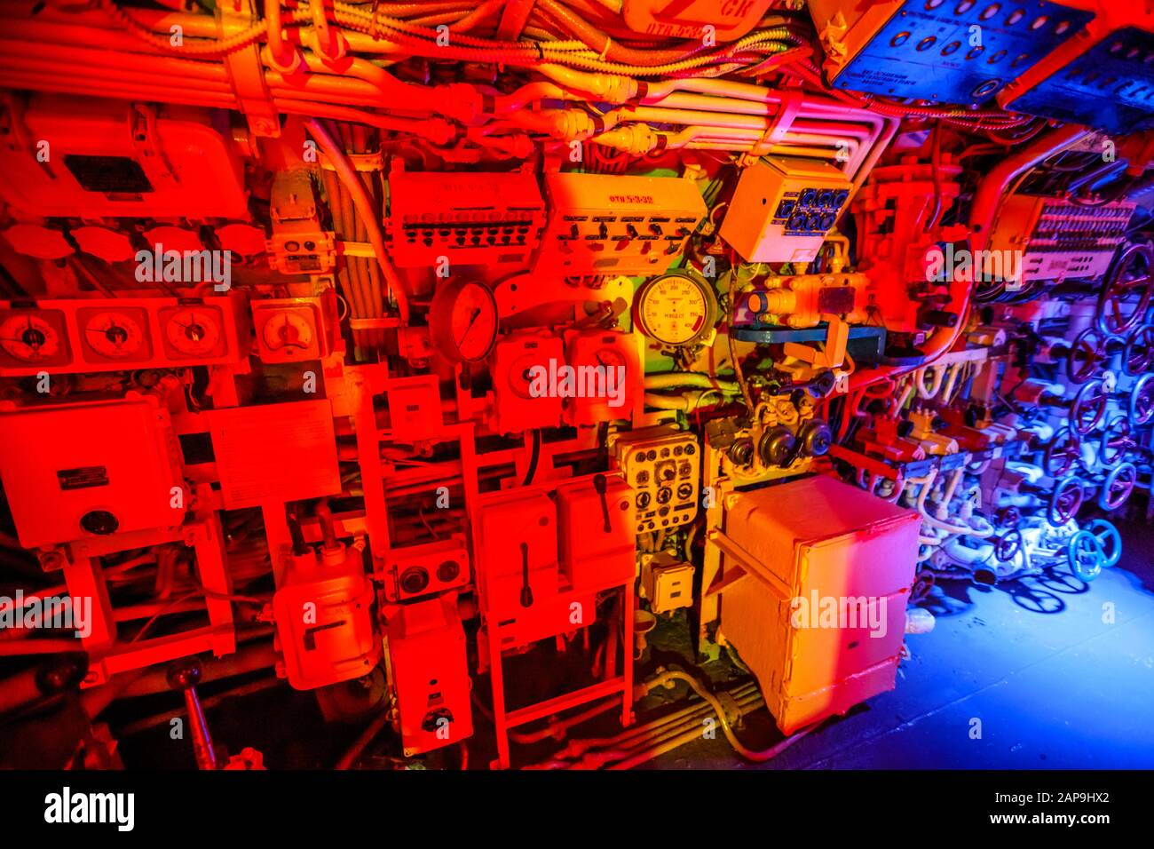 San Diego, Navy Pier, California, Stati Uniti - 1 agosto 2018: Sala macchine del sottomarino sovietico CCCP B-39 a San Diego. Popolare attrazione turistica in Foto Stock