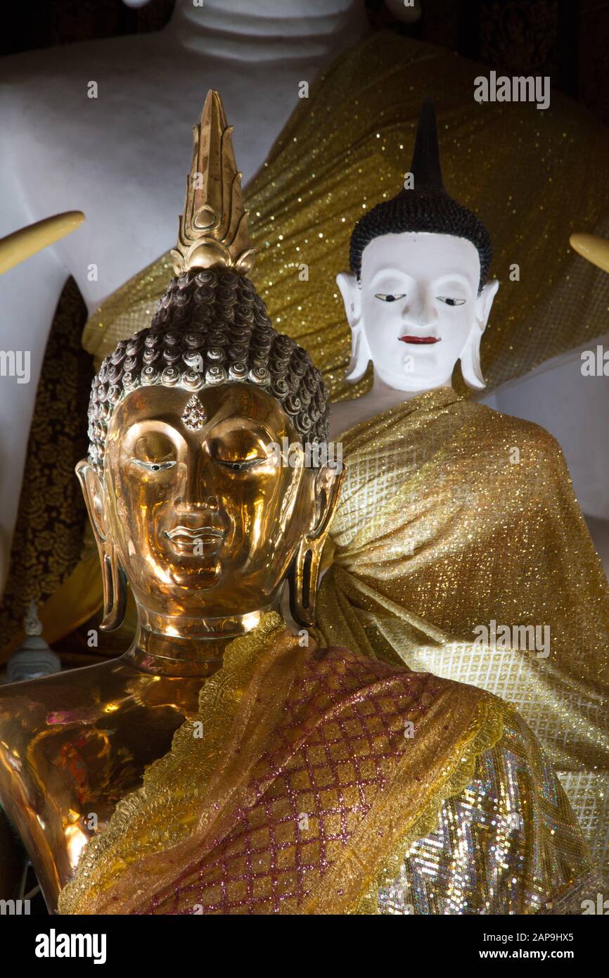 Chiang mai buddista stautes nel tempio interno Thailandia Foto Stock