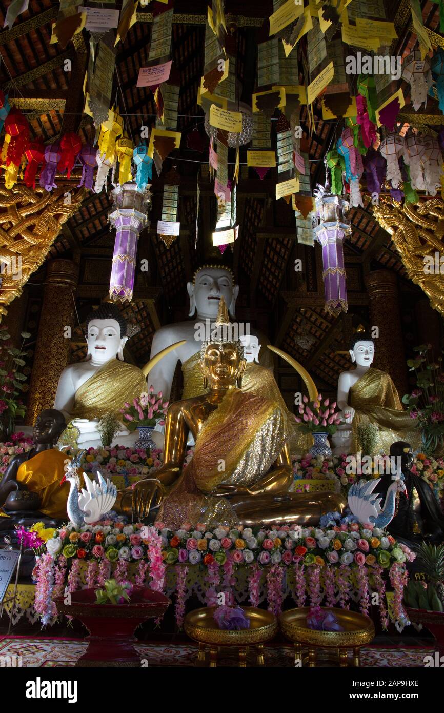 Chiang mai buddista stautes nel tempio interno Thailandia Foto Stock