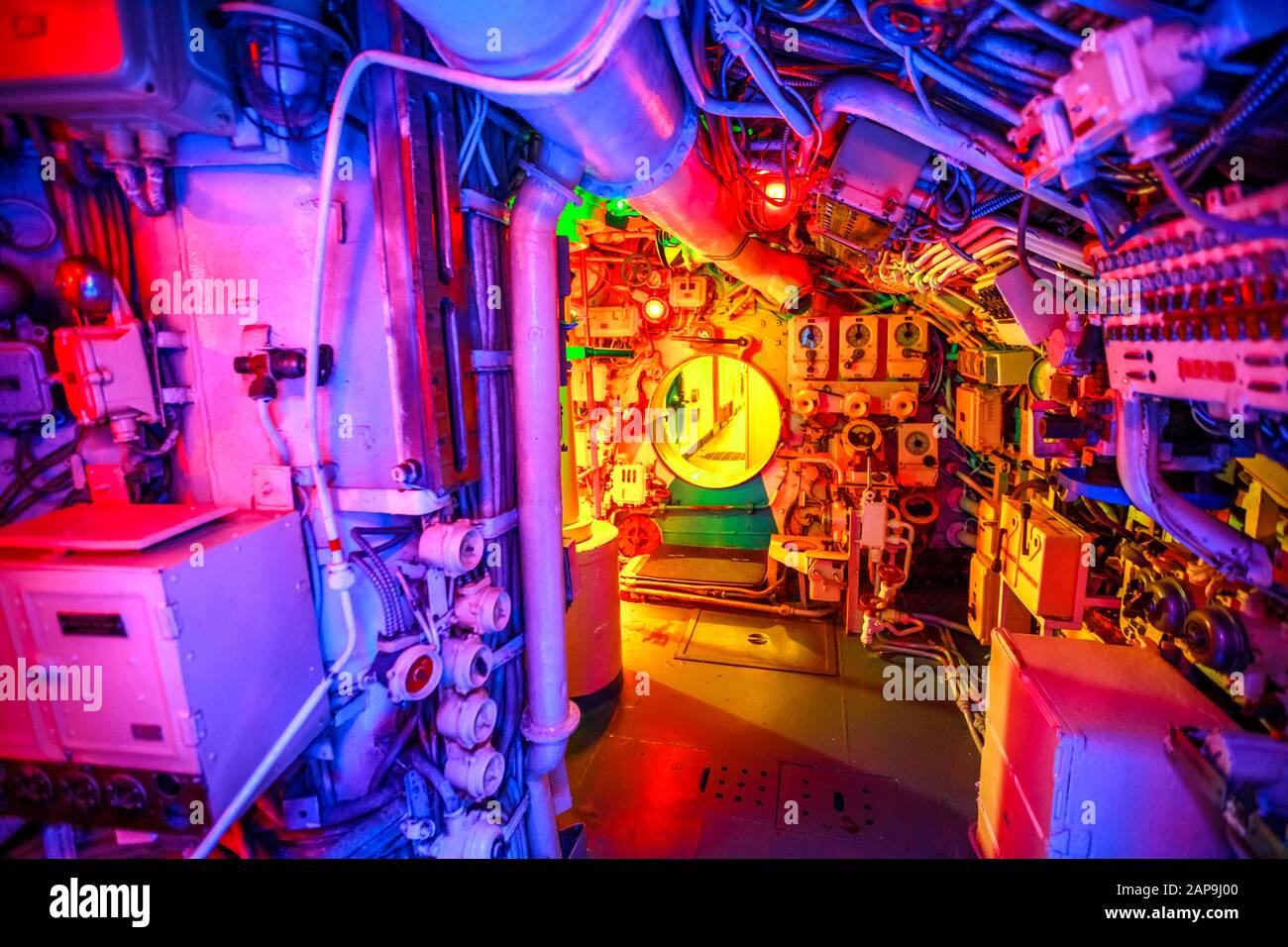 San Diego, Navy Pier, California, Stati Uniti - 1 agosto 2018: La sala macchine del sottomarino sovietico CCCP B-39 a San Diego. Veicolo navale storico e. Foto Stock