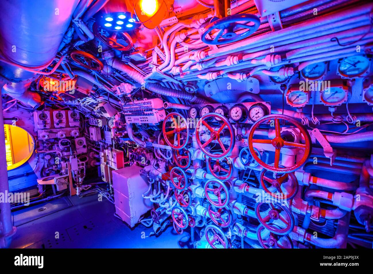 San Diego, Navy Pier, California, Stati Uniti - 1 agosto 2018: Dettaglio di leve e tachimetro nella sala di controllo del sottomarino sovietico CCCP B-39 a San Foto Stock