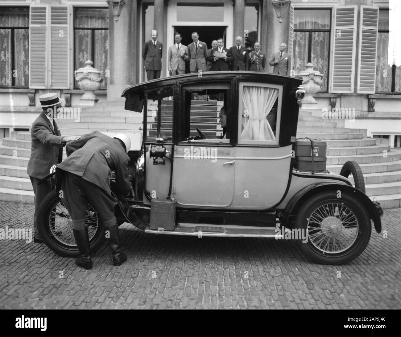 Defilate il club automobilistico per il Palace Soestdijk. Prince Bernhard tiene traccia del file Data: 8 ottobre 1961 Parole Chiave: Defiles Nome personale: Bernhard, Prince Foto Stock