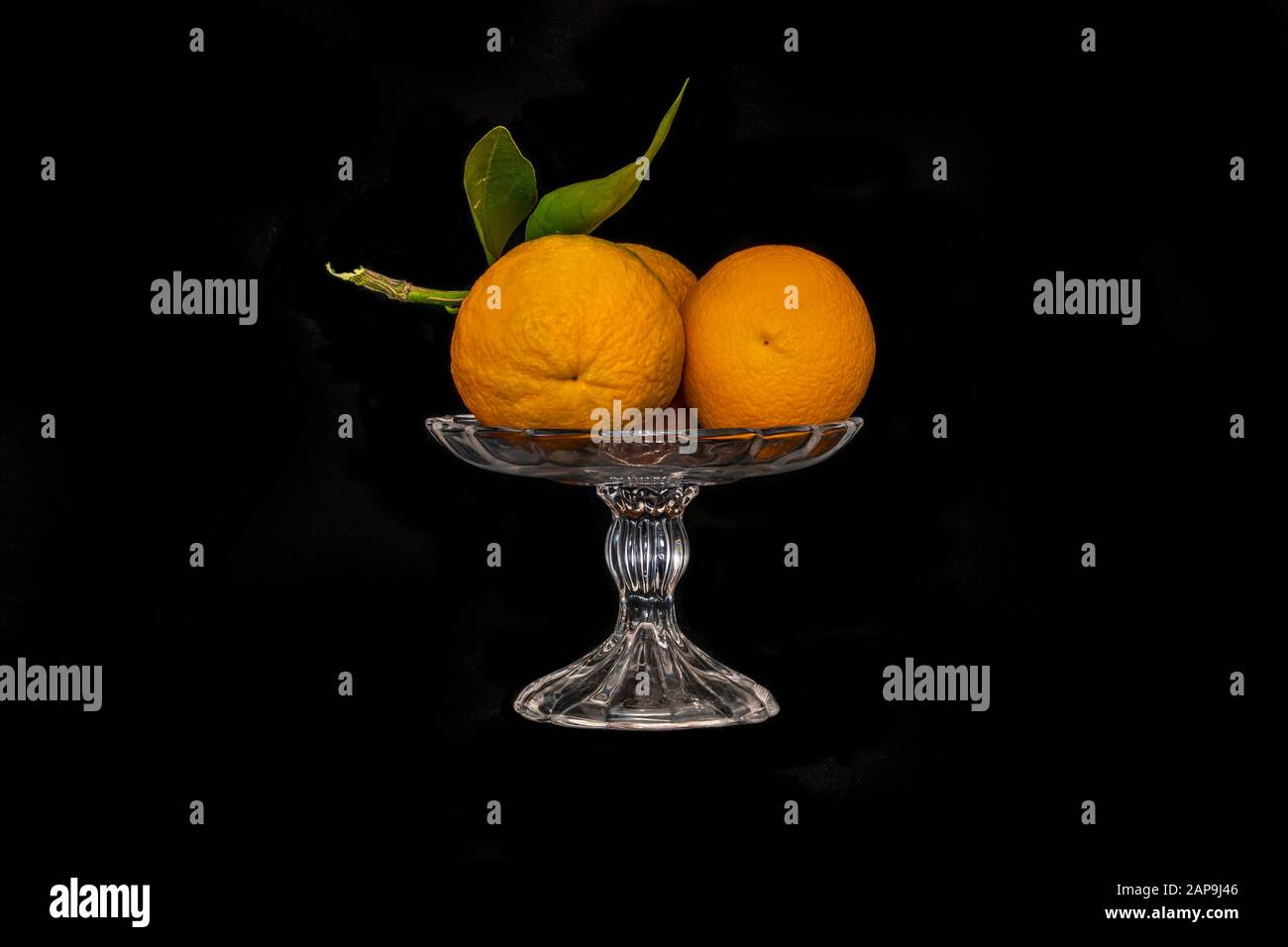 Ancora vita di LifStill. Arance mature in vaso di vetro su un backgrounde nero primo piano Foto Stock