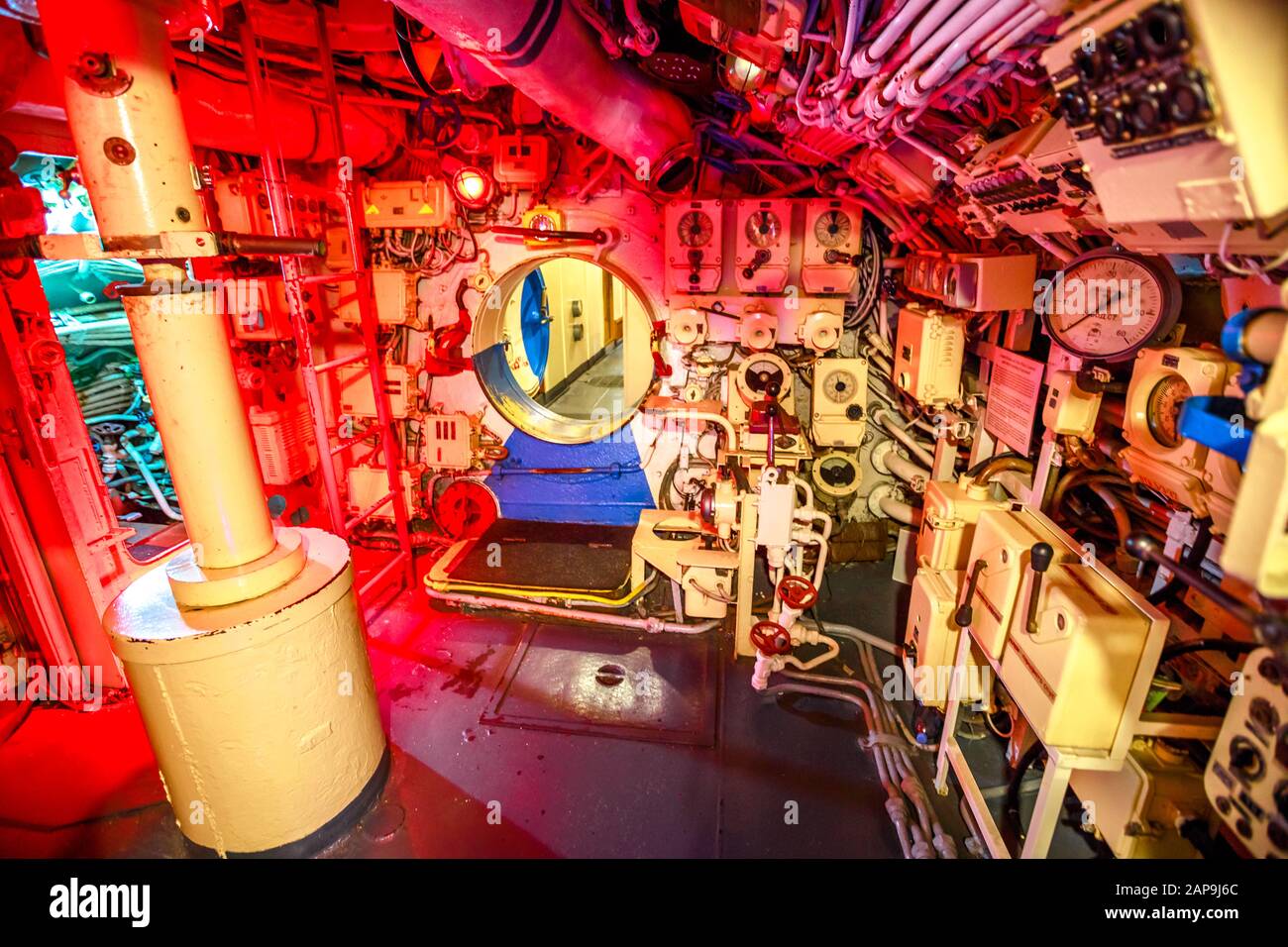 San Diego, Navy Pier, California, Stati Uniti - 1 agosto 2018: Sala motori del sottomarino sovietico CCCP B-39 a San Diego. Veicolo navale storico di Foto Stock