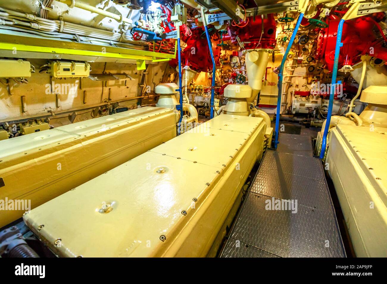 San Diego, Navy Pier, California, Stati Uniti - 1 agosto 2018: Sala motori diesel-elettrici del sottomarino sovietico CCCP B-39 a San Diego. Con misurazione Foto Stock