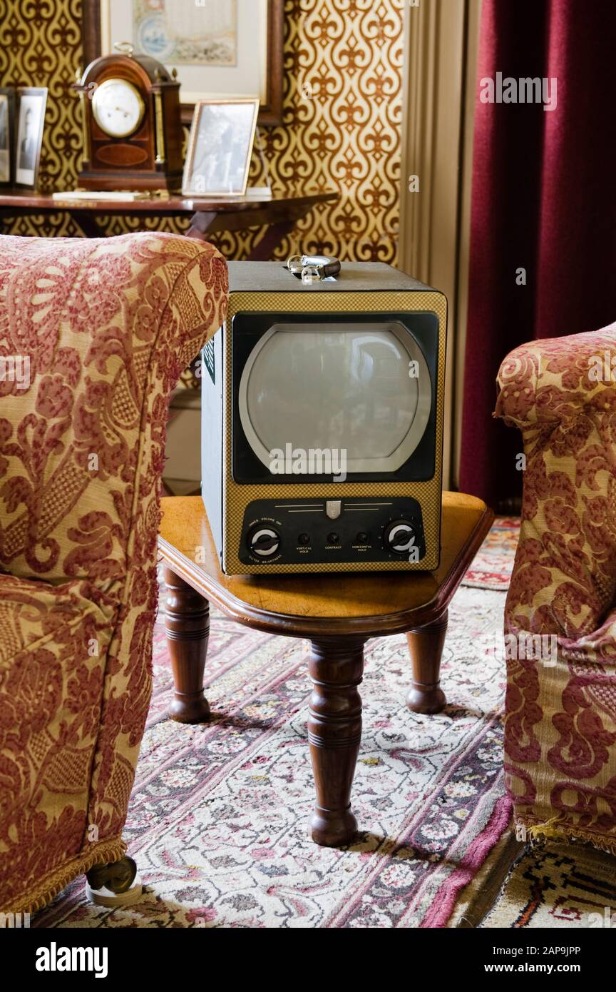 Un televisore 1950s Ekco nella sala Audit di Kingston Lacy, Dorset. Foto Stock