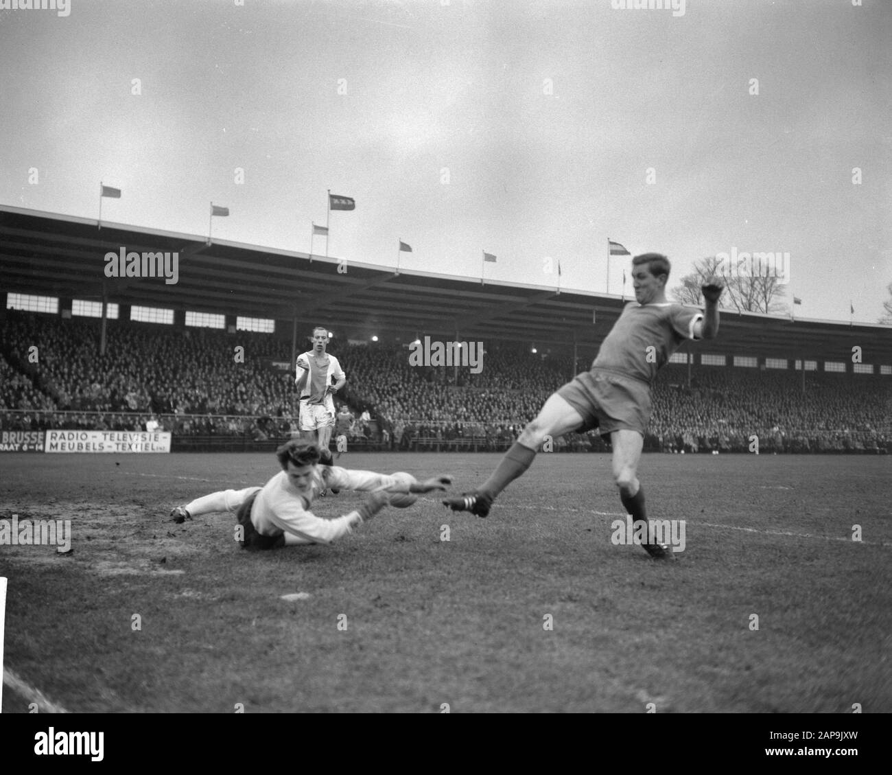 AJAX e Volewijckers. Data Del Momento del gioco: 10 Dicembre 1961 Parole Chiave: Sport, calcio Nome dell'istituto: Volewijckers Foto Stock