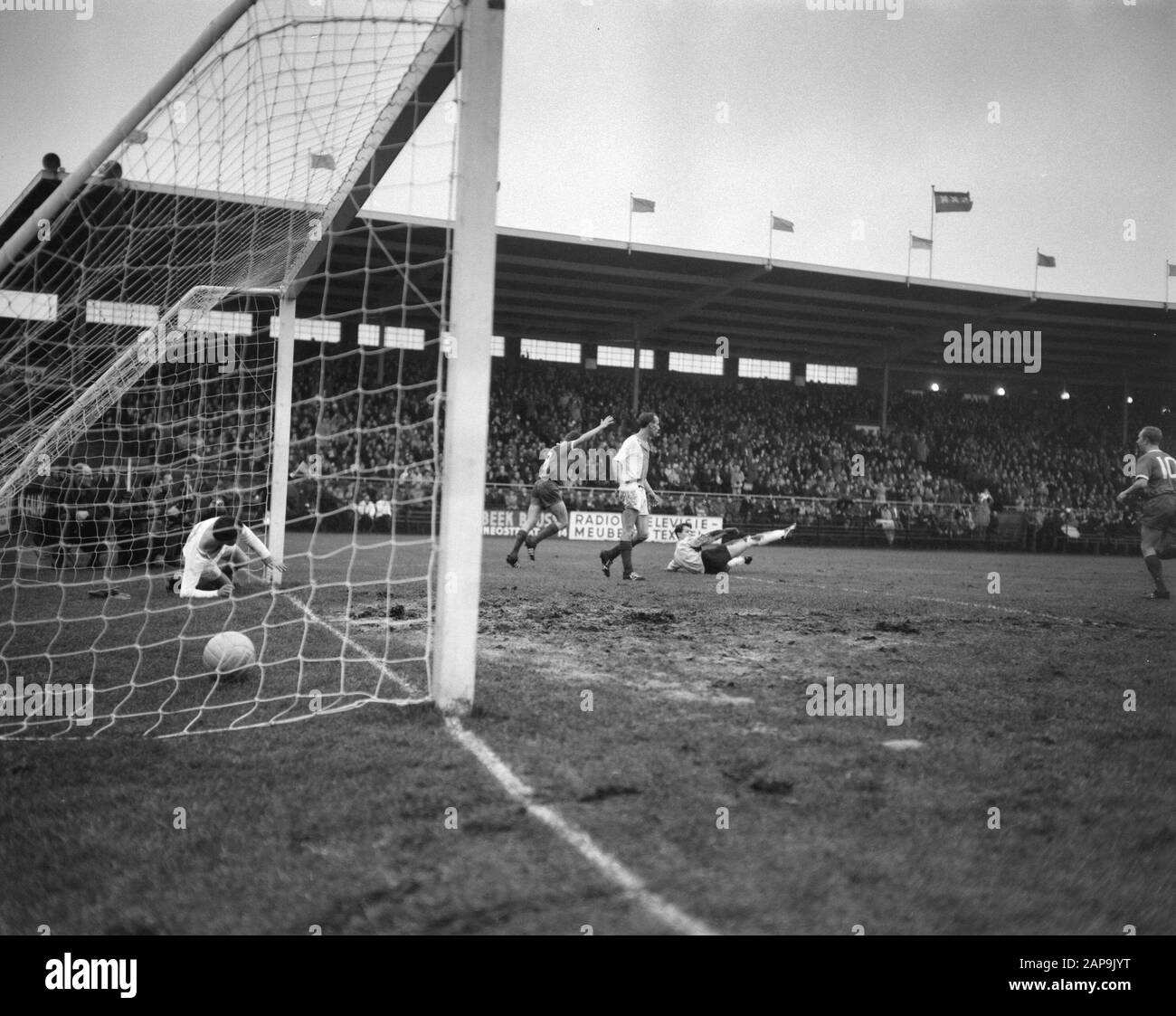 AJAX e Volewijckers (2-1). Obiettivo di Piet Keizer (1-0) Data: 10 dicembre 1961 luogo: Amsterdam Parole Chiave: Sport, calcio Nome personale: Keizer, Piet Nome istituzione: Volewijckers Foto Stock