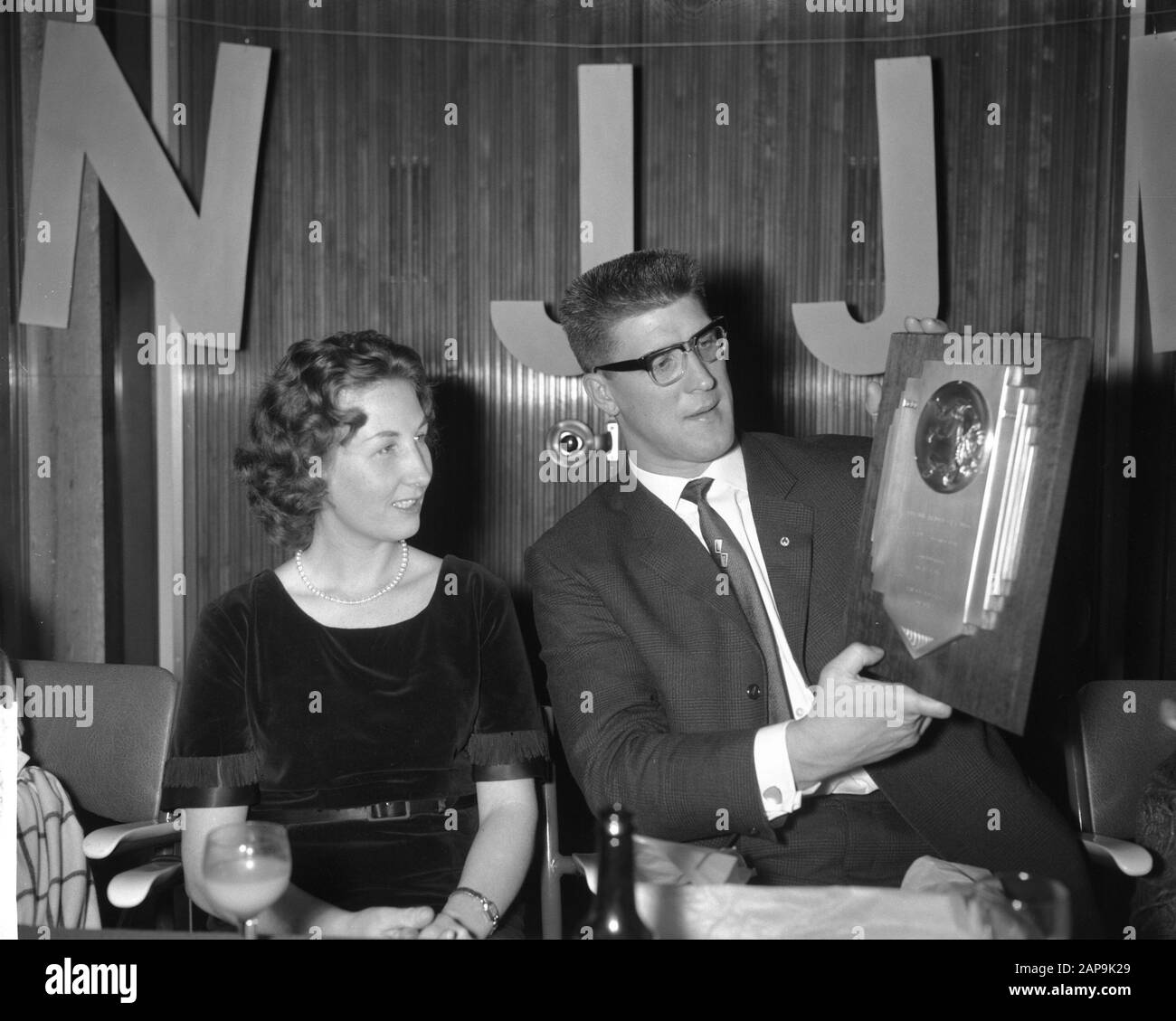 Anton Geesink in Krasnapolski Descrizione: Anton Geesink con sua moglie Data: 13 dicembre 1961 Località: Amsterdam, Noord-Holland Parole Chiave: Mogli, tributi Nome personale: Geesink, Anton Nome istituzione: Krasnapolski Foto Stock