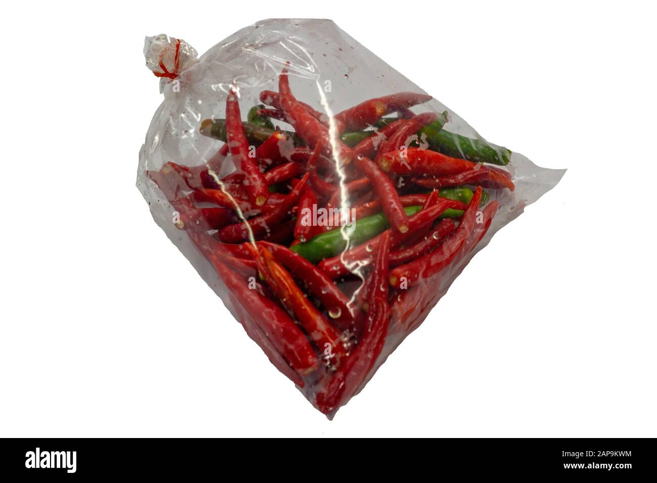 Primo piano immagine di pepe di Cayenne o peperoncino speronato in sacchetto di plastica e barrow (peperone tailandese) con su sfondo bianco isolato. Foto Stock