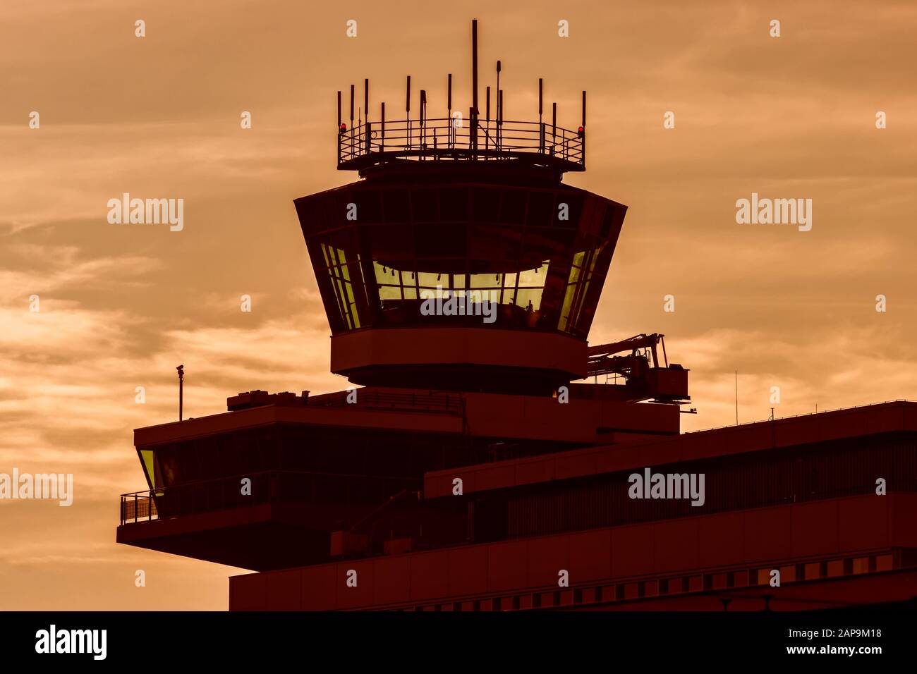 Torre di controllo del traffico aereo al tramonto sull'aeroporto di Schiphol nei Paesi Bassi Foto Stock