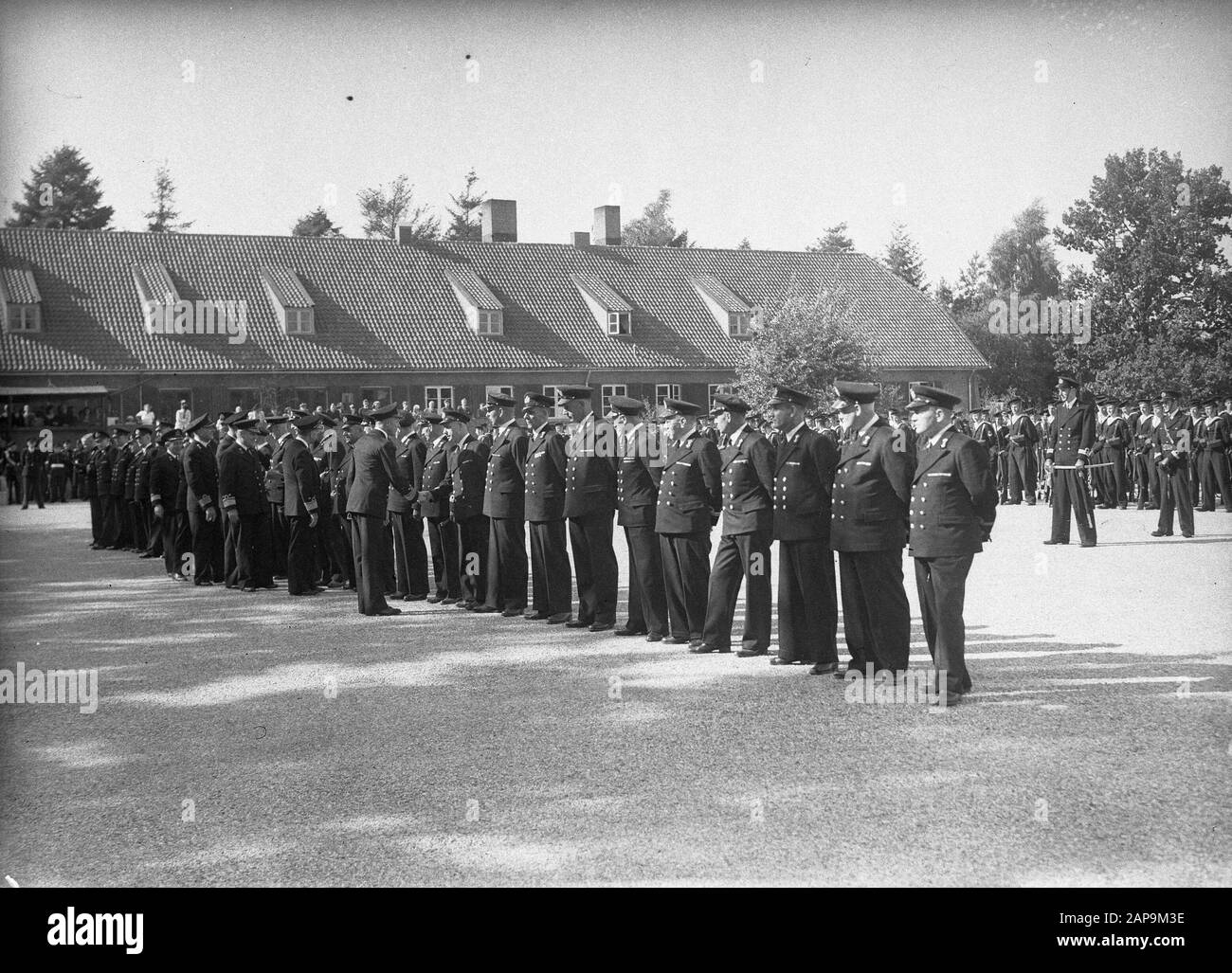 Conversione di 29 ufficiali navali al campo di addestramento della Marina di Hilversum. Il comandante della Marine Schout-bij-nacht J.L. Willlinge si congratula con i nuovi ufficiali Annotazione: Il comandante è stato accompagnato dagli ufficiali di bandiera schout di notte M. de Vries, schout di notte J. Oosterhuis, schout di notte I. J. C. (j. Bennik, schout di notte 11. C. W. Moorman e il Chief Officer di Health le Class i '. C. Broekhof. Data: 11 Settembre 1947 luogo: Hilversum Parole Chiave: Acceptions of Office, navy, officers Nome personale: Willinge J.J.L. Foto Stock