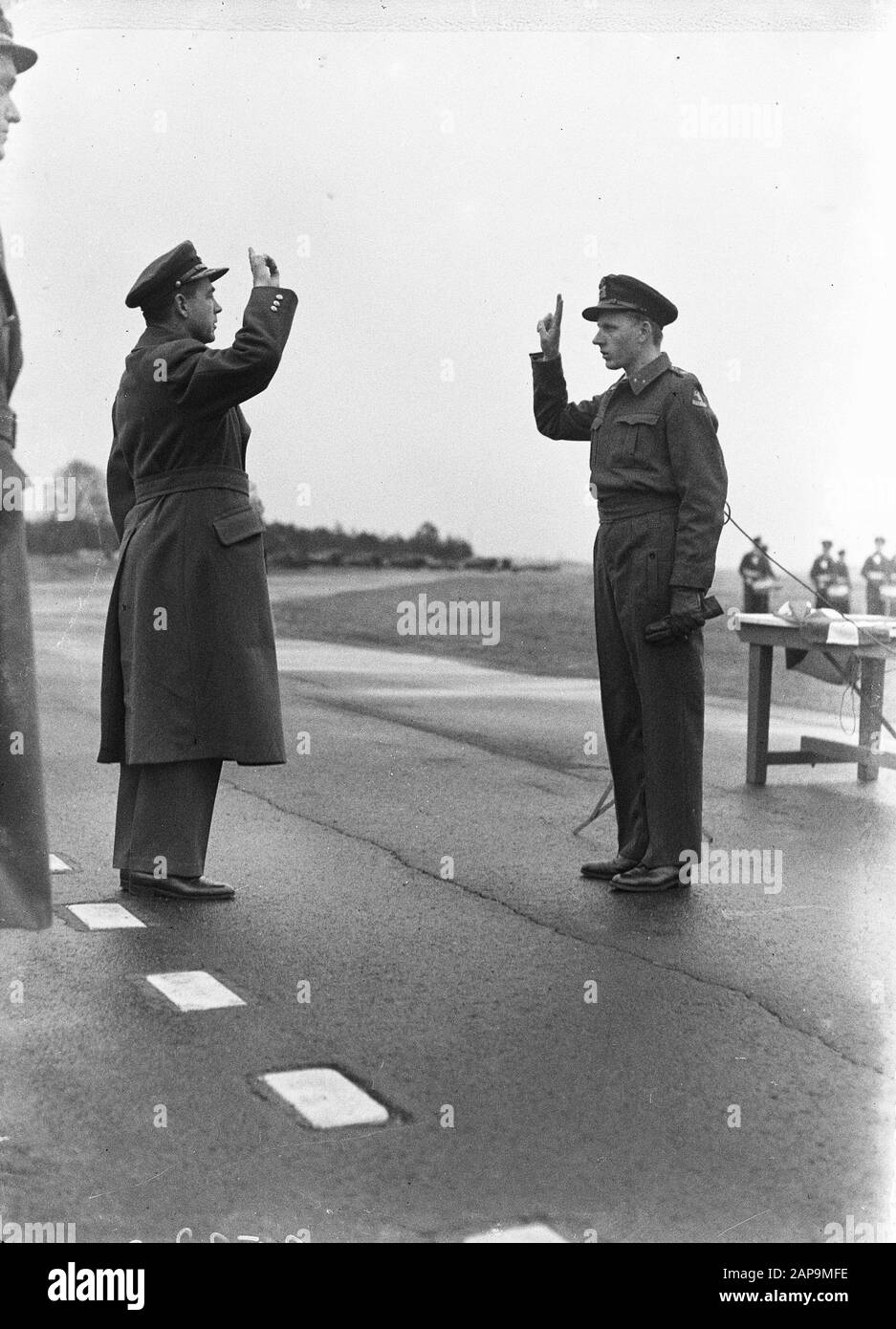 Esercito degli ufficiali di polizia e forze aeree della Marina militare. General Major C. Giebel prende giuramento Data: 20 dicembre 1947 Parole Chiave: Beediging, OFFICIORS Foto Stock